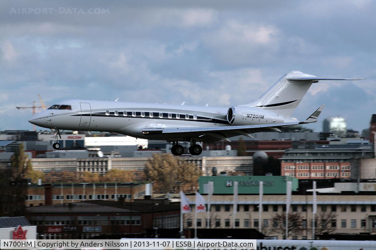 N700HM, 2009 Bombardier BD-700-1A11 Global 5000 C/N 9330, On final for runway 30.