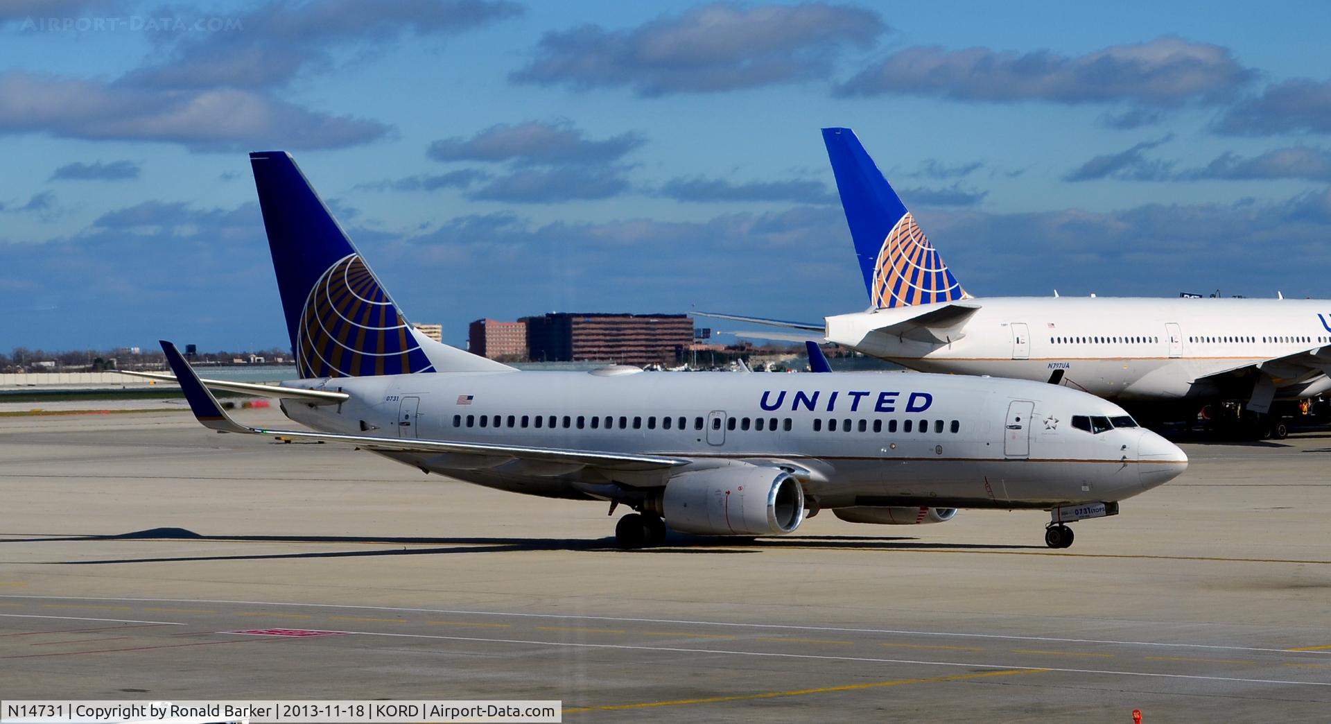 N14731, 1999 Boeing 737-724 C/N 28799, Taxi ORD