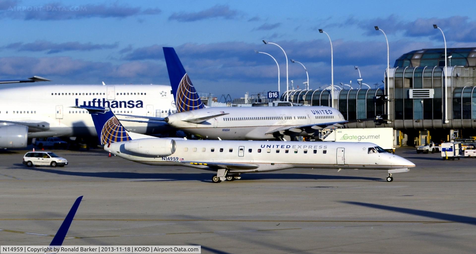 N14959, 1998 Embraer ERJ-145LR (EMB-145LR) C/N 145091, Taxi ORD