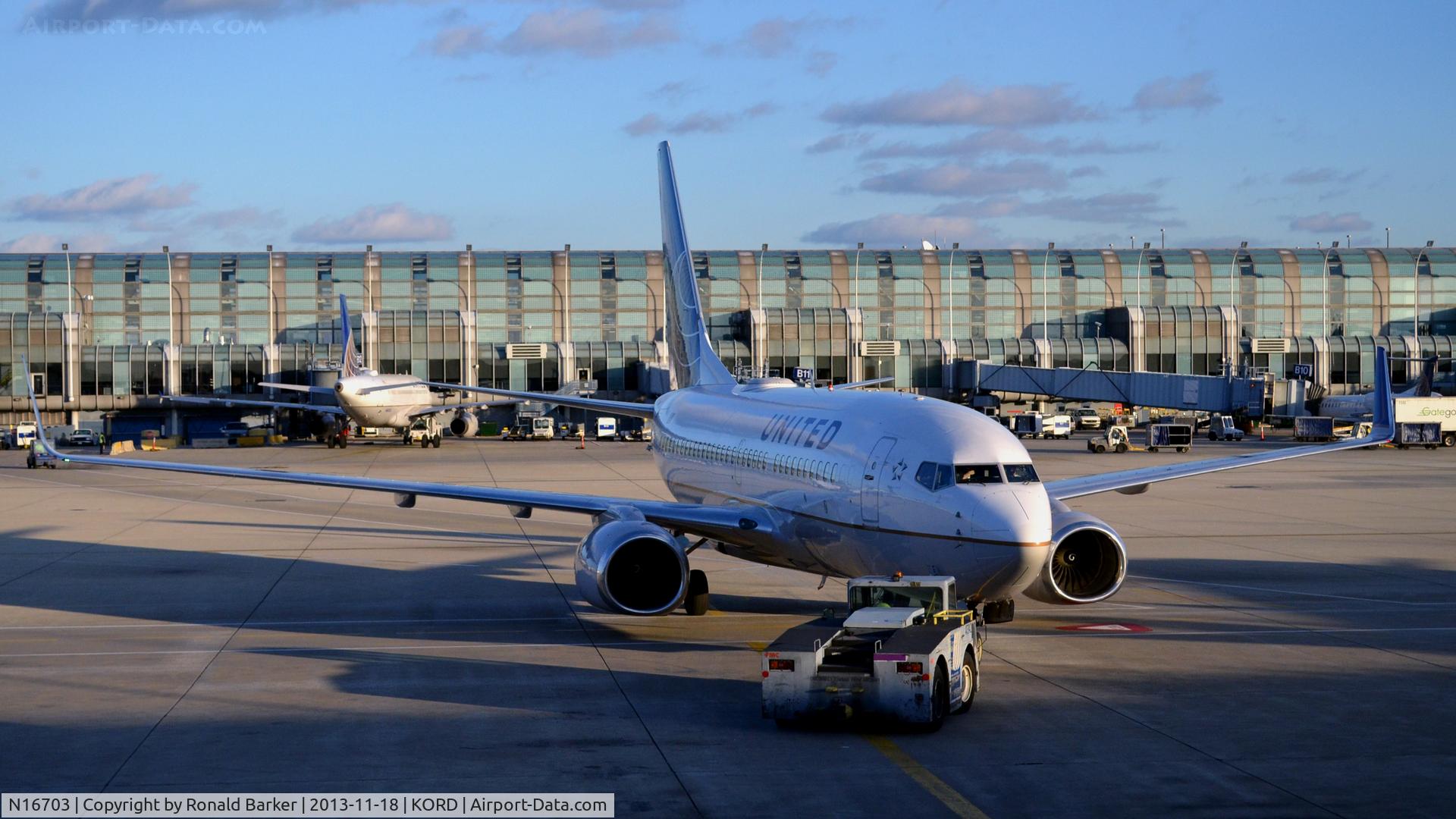 N16703, 1998 Boeing 737-724 C/N 28764, Pushback ORD