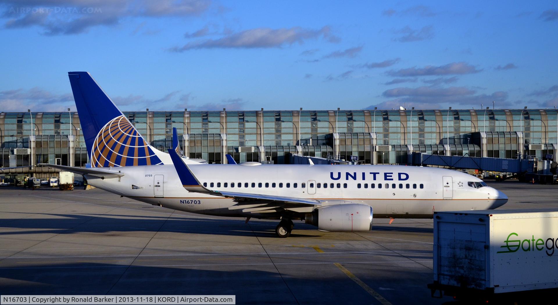 N16703, 1998 Boeing 737-724 C/N 28764, Taxi ORD