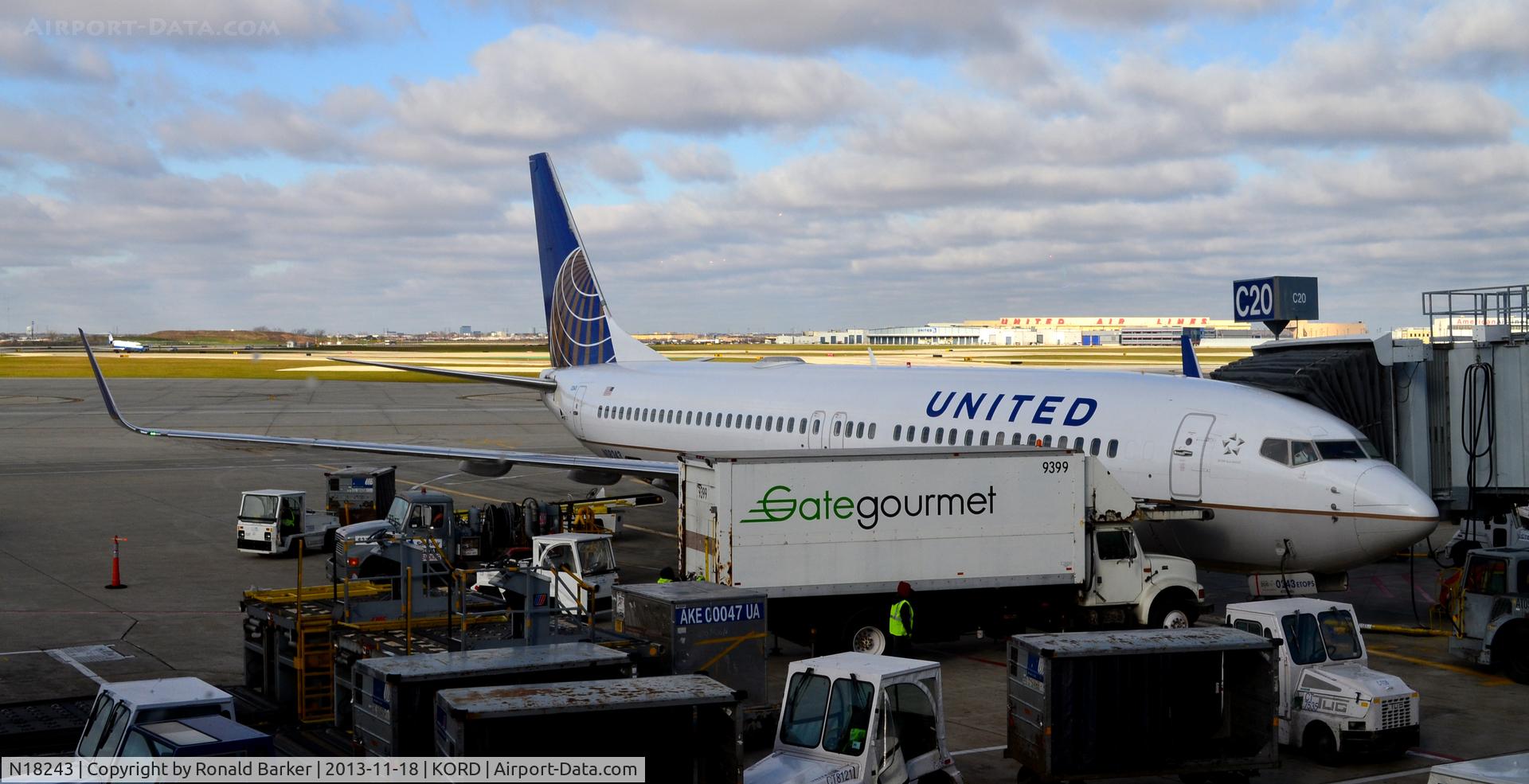 N18243, 1999 Boeing 737-824 C/N 28806, Taxi ORD