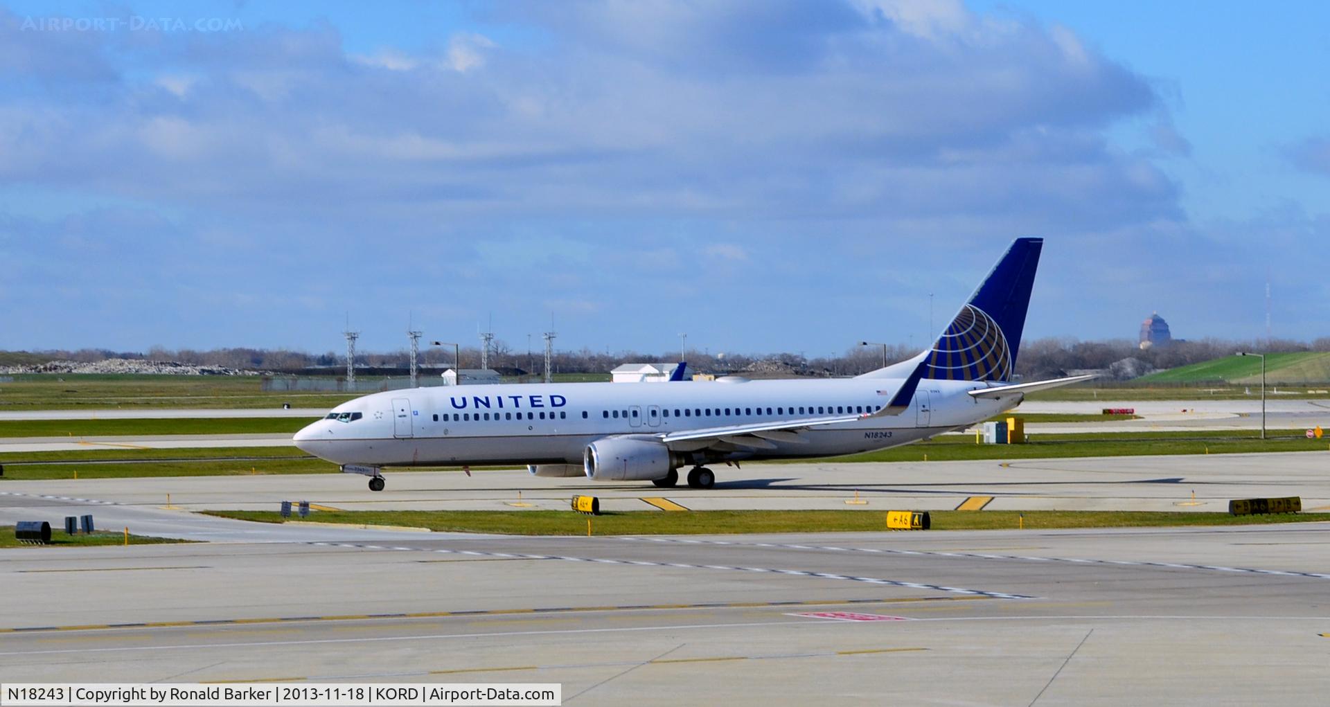 N18243, 1999 Boeing 737-824 C/N 28806, Taxi ORD