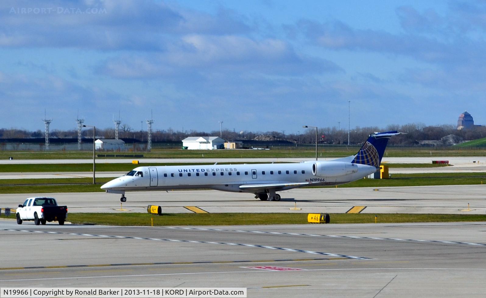 N19966, 1999 Embraer EMB-145LR C/N 145131, Taxi ORD