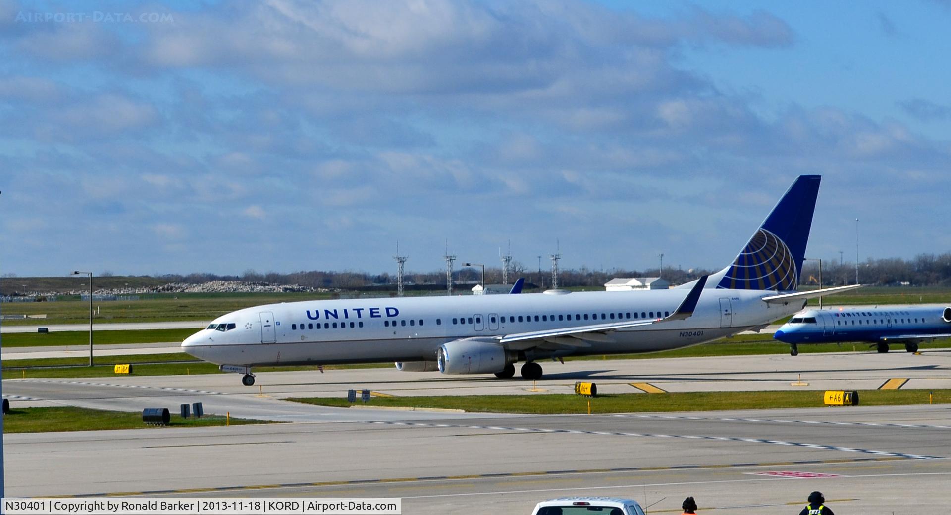 N30401, 2001 Boeing 737-924 C/N 30118, Taxi ORD
