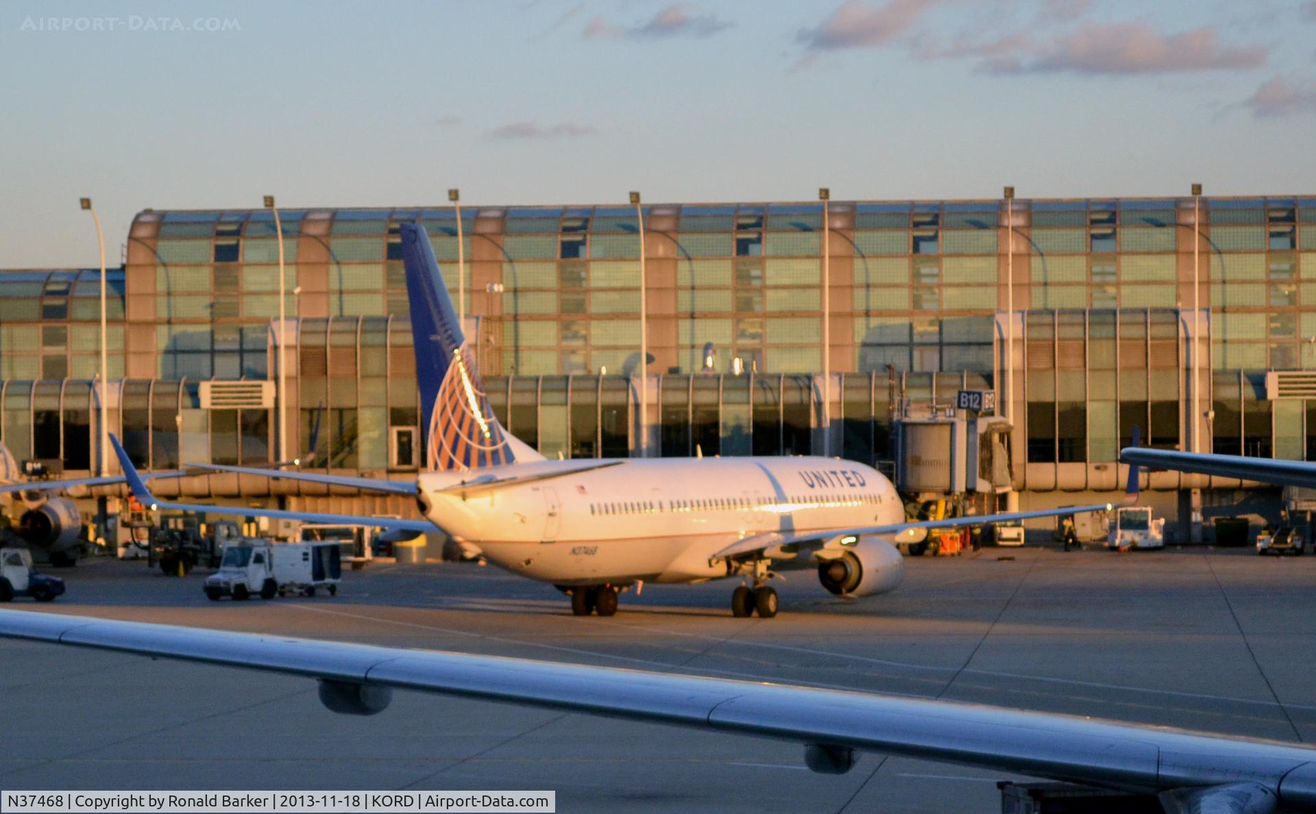 N37468, 2013 Boeing 737-924/ER C/N 32836, Taxi ORD