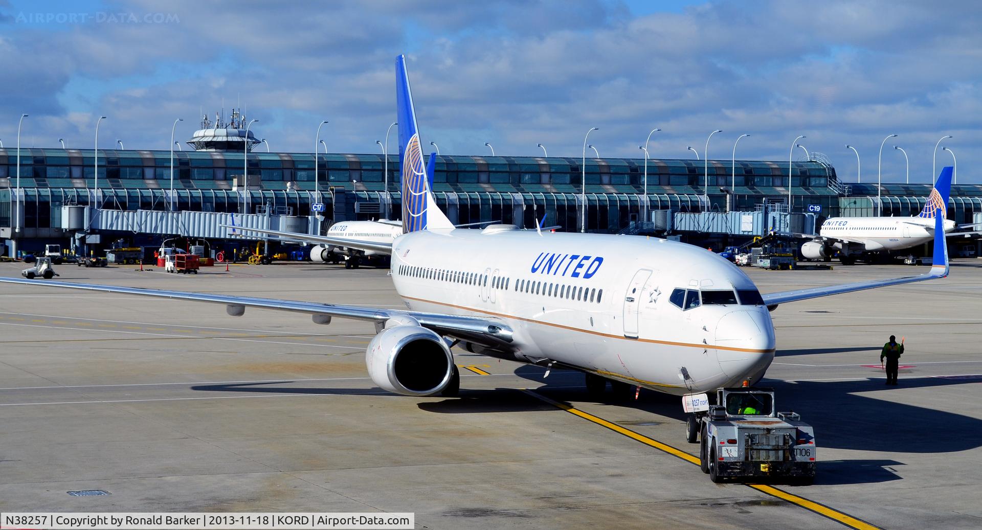 N38257, 2000 Boeing 737-824 C/N 30612, Pushback ORD