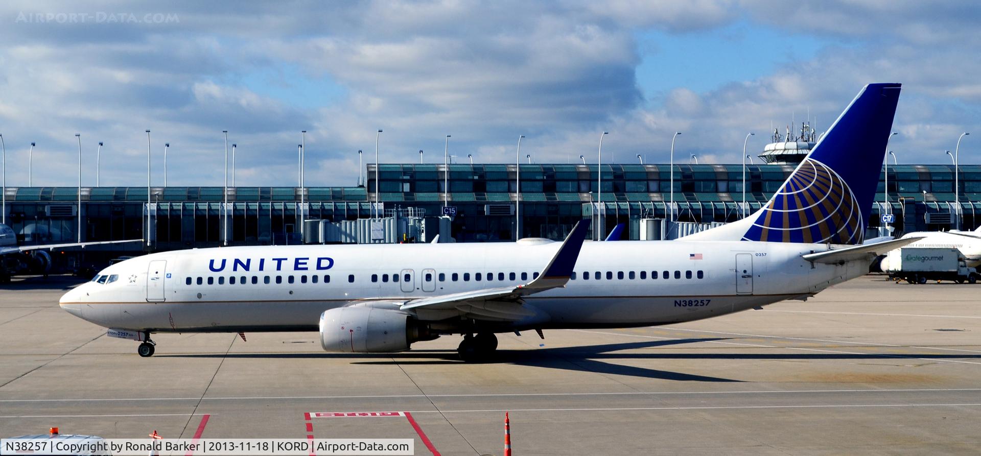 N38257, 2000 Boeing 737-824 C/N 30612, Pushback ORD