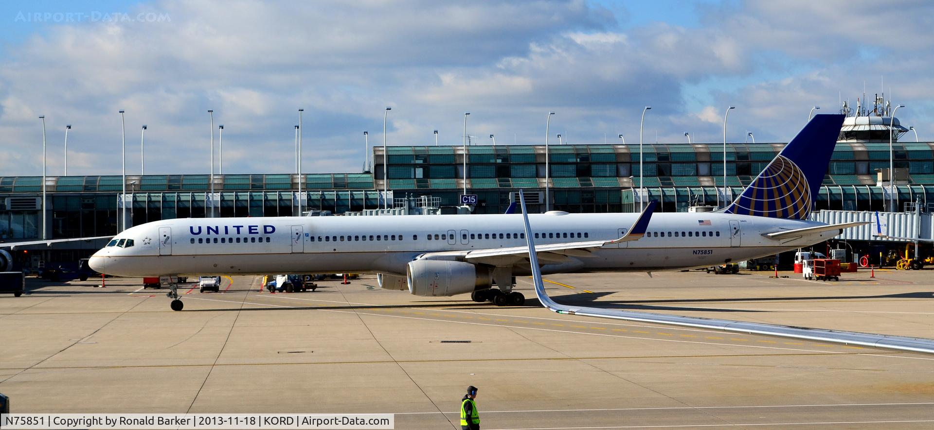 N75851, 2001 Boeing 757-324 C/N 32810, Taxi ORD