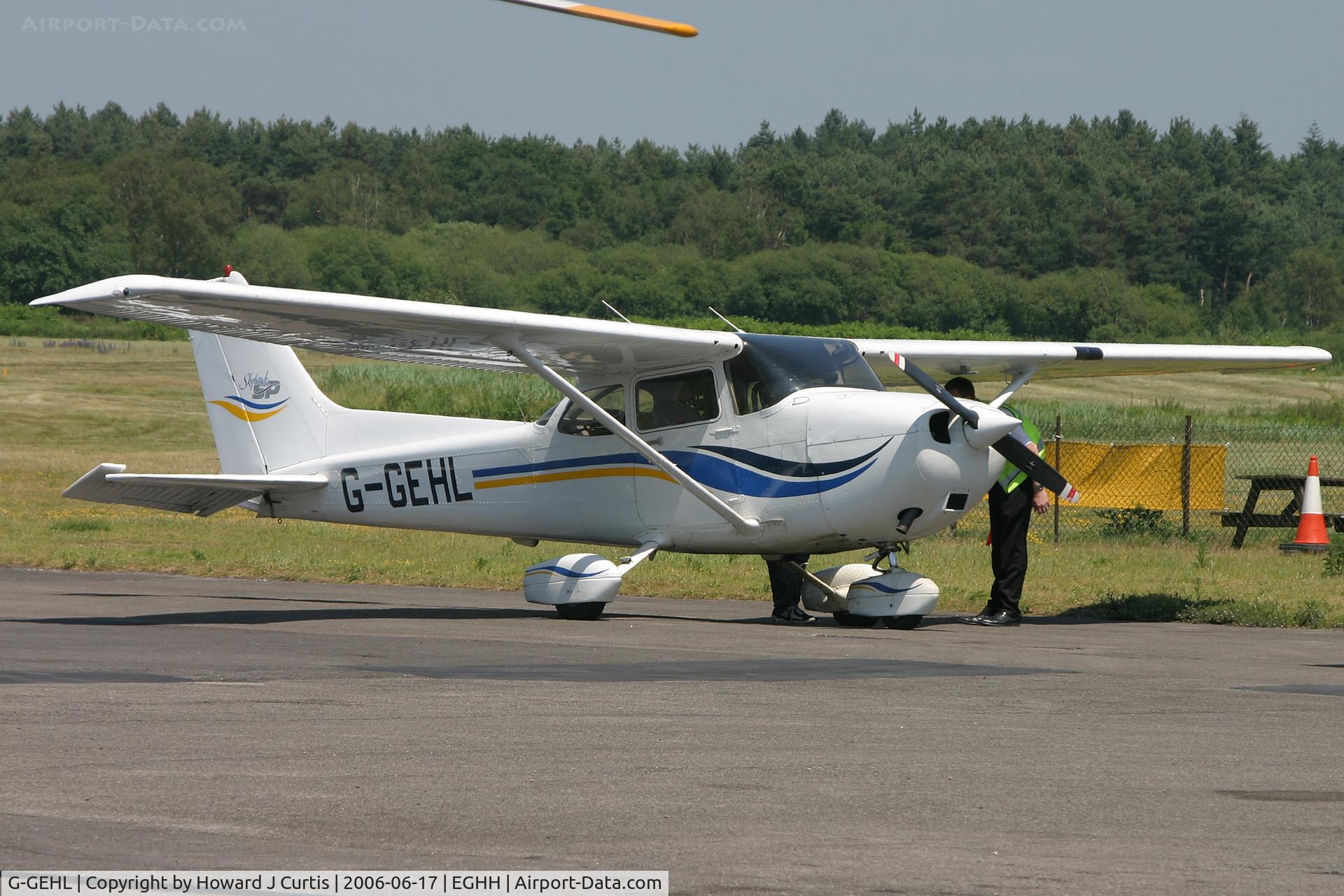 G-GEHL, 1999 Cessna 172S C/N 172S8324, Privately owned, on the Bournemouth Handling apron.