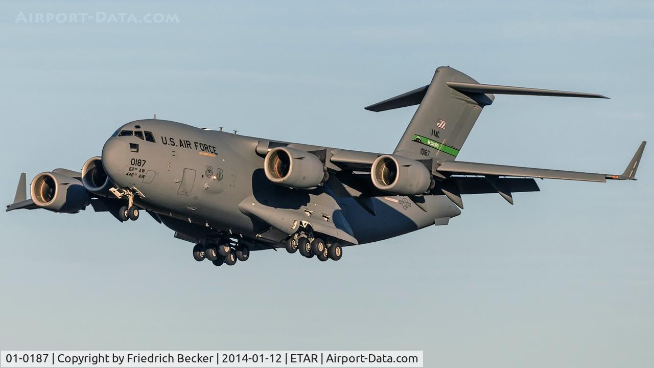 01-0187, 2001 Boeing C-17A Globemaster III C/N P-87, on final RW26