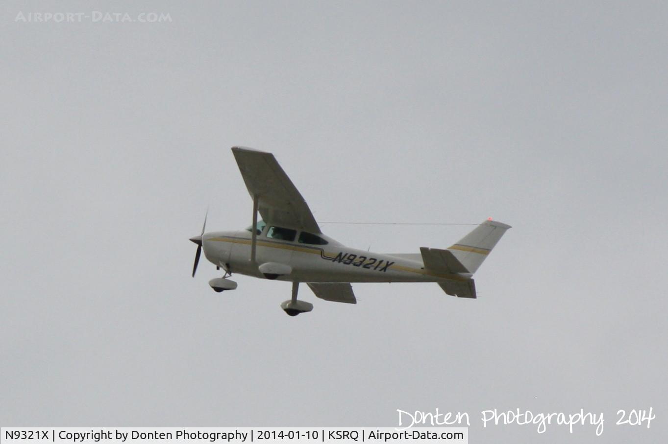 N9321X, 1985 Cessna 182R Skylane C/N 18268489, Cessna Skylane (N9321X) departs Sarasota-Bradenton International Airport