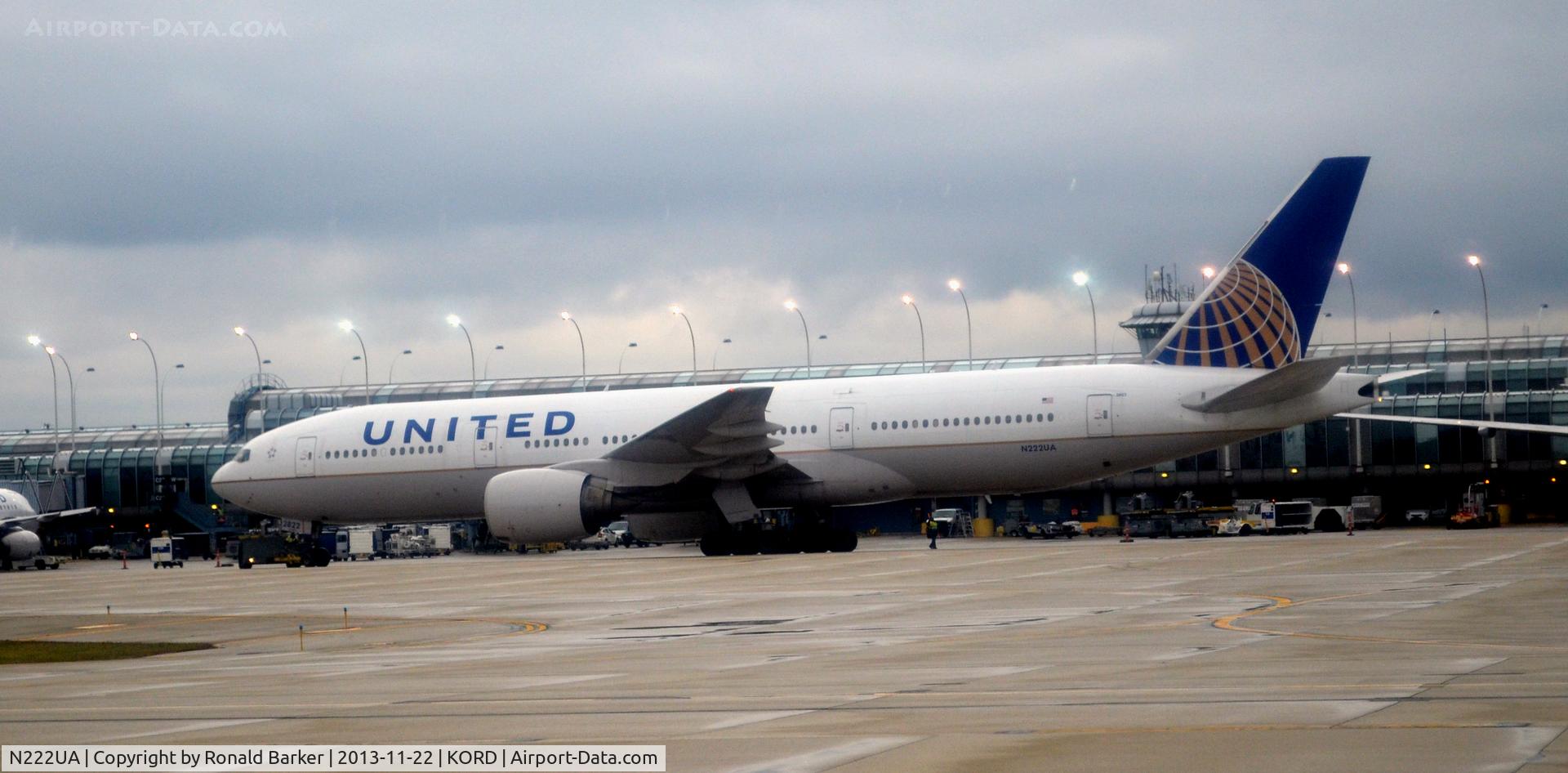 N222UA, 2001 Boeing 777-222 C/N 30553, Taxi ORD