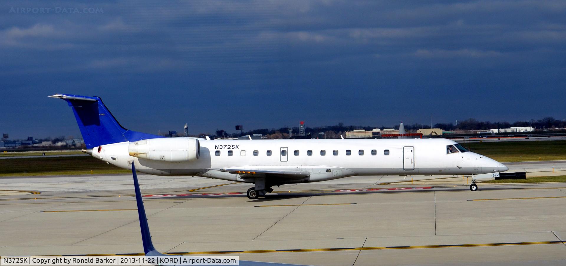 N372SK, 2001 Embraer ERJ-140LR (EMB-135KL) C/N 145538, Taxi ORD