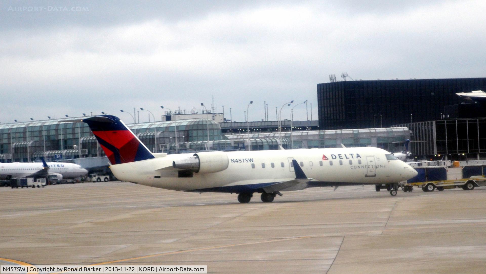 N457SW, 2003 Canadair CL-600-2B19 Regional Jet CRJ-200LR C/N 7773, Taxi ORD