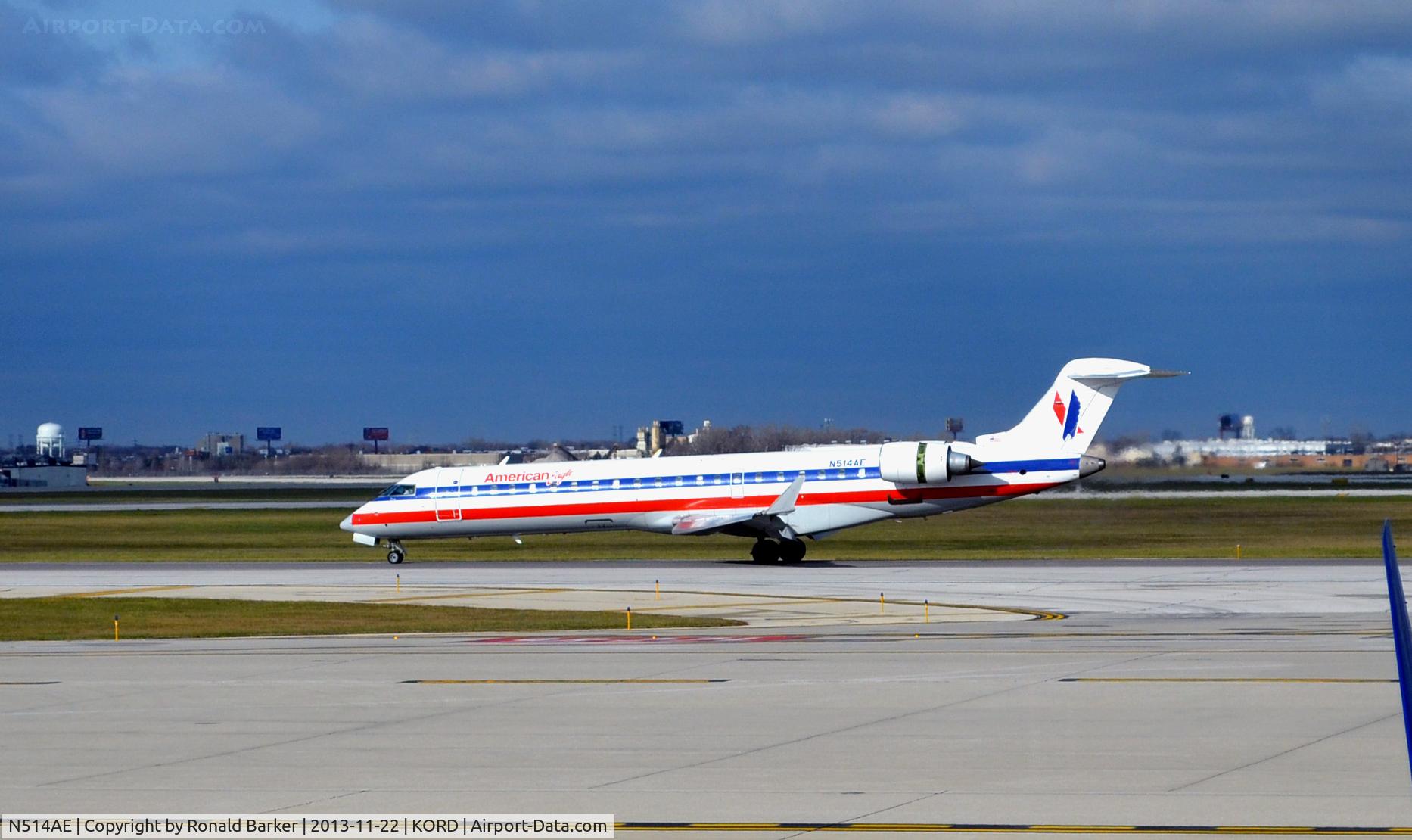 N514AE, 2003 Bombardier CRJ-701 (CL-600-2C10) Regional Jet C/N 10119, Landing ORD