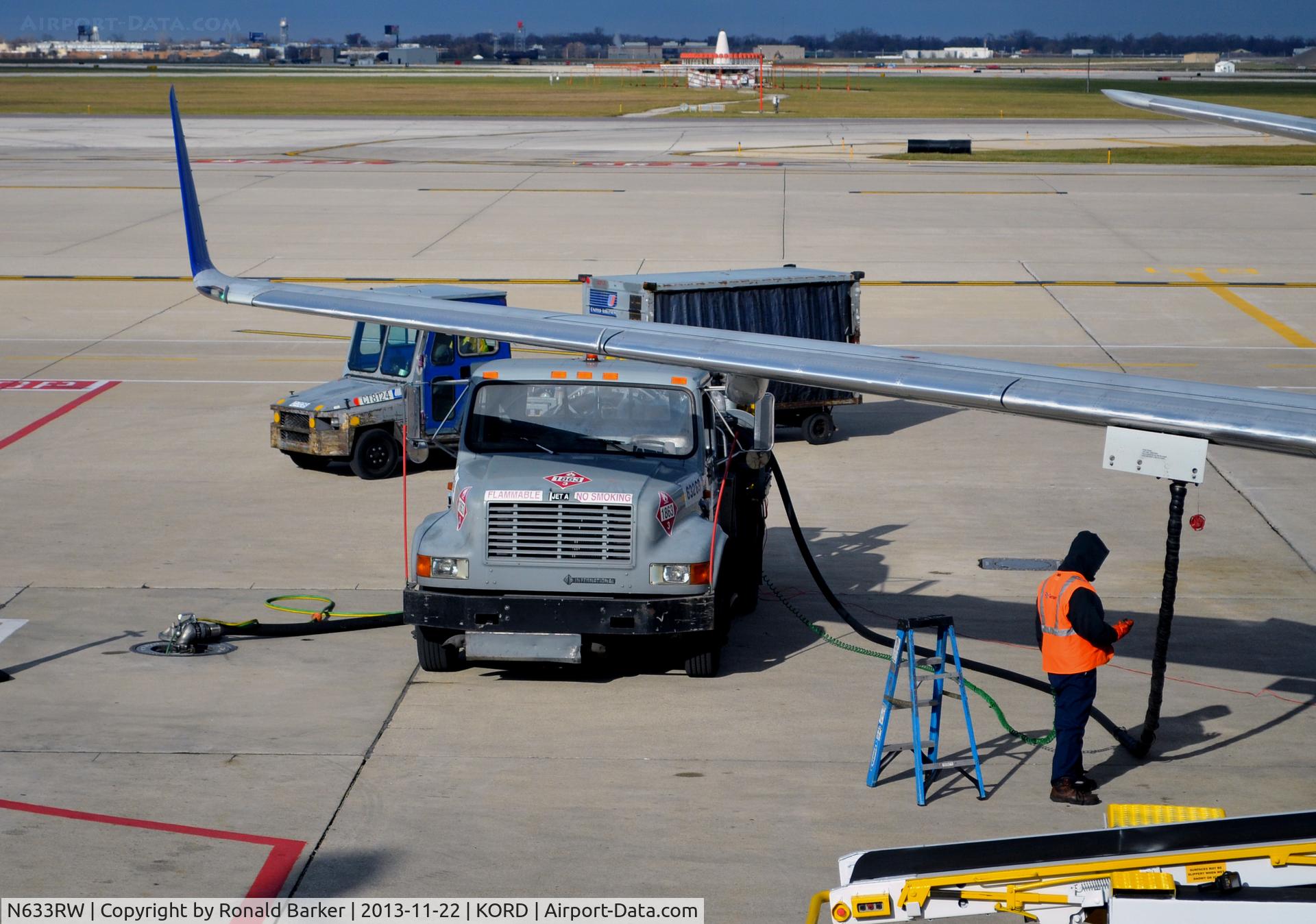 N633RW, 2004 Embraer 170SE (ERJ-170-100SE) C/N 17000054, Refueling at O'Hare