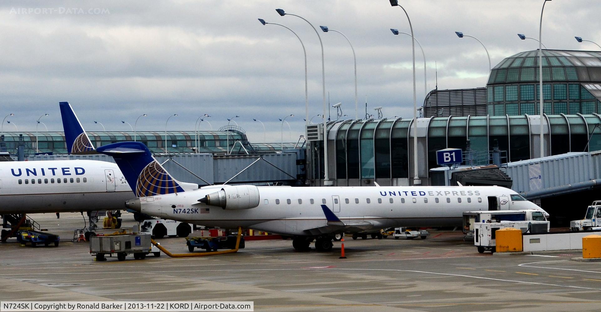 N724SK, 2004 Bombardier CRJ-700 (CL-600-2C10) Regional Jet C/N 10189, Gate B1 ORD
