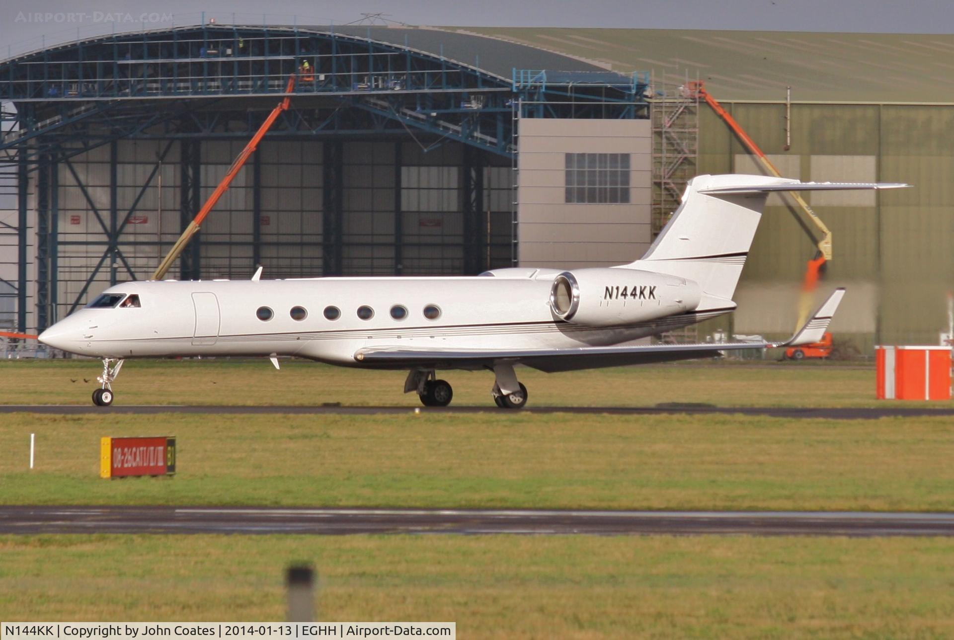 N144KK, 1998 Gulfstream Aerospace Gulfstream V C/N 559, Departing down runway 26 back to USA