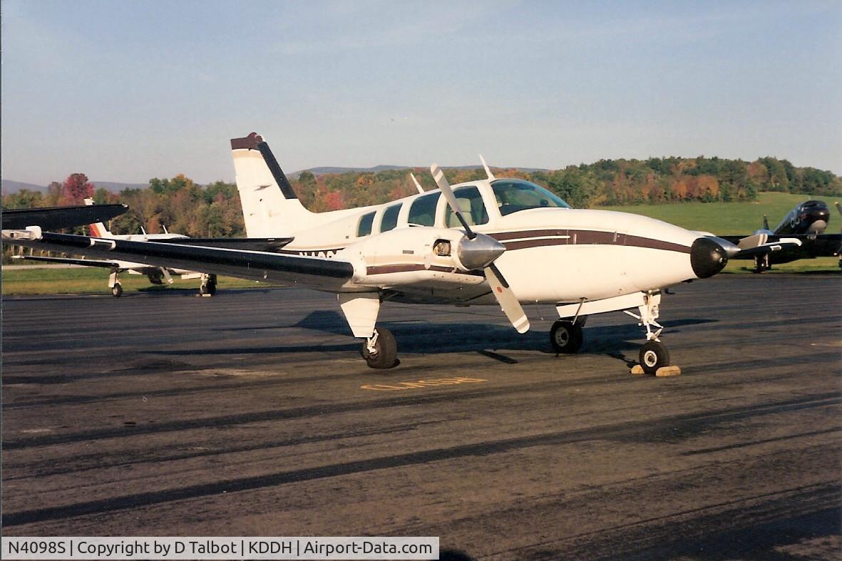 N4098S, 1975 Beech 58 Baron C/N TH-600, In freight service with Business Air Inc.