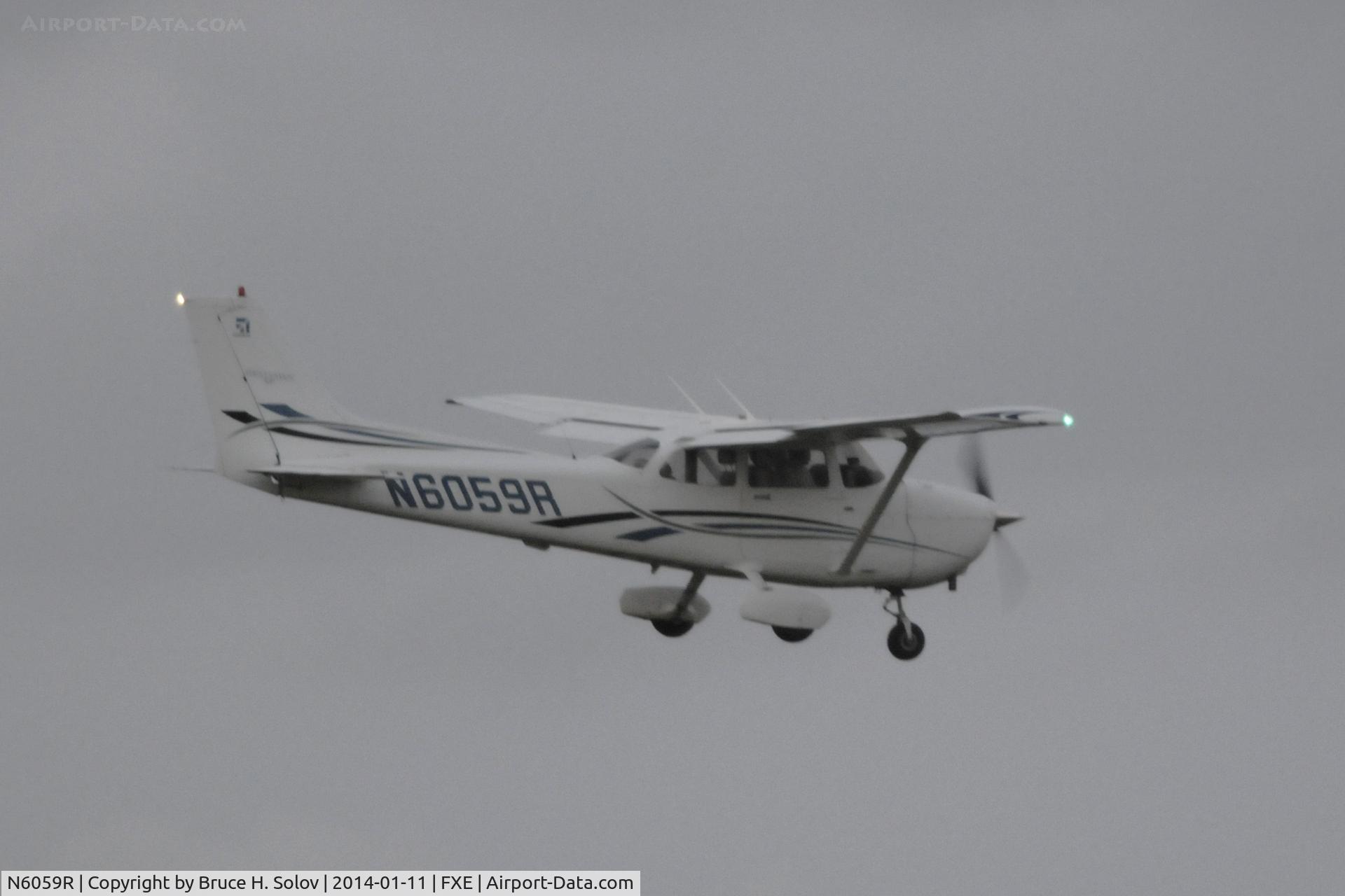 N6059R, 2006 Cessna 172S C/N 172S10276, On a twilight approach to runway 8.