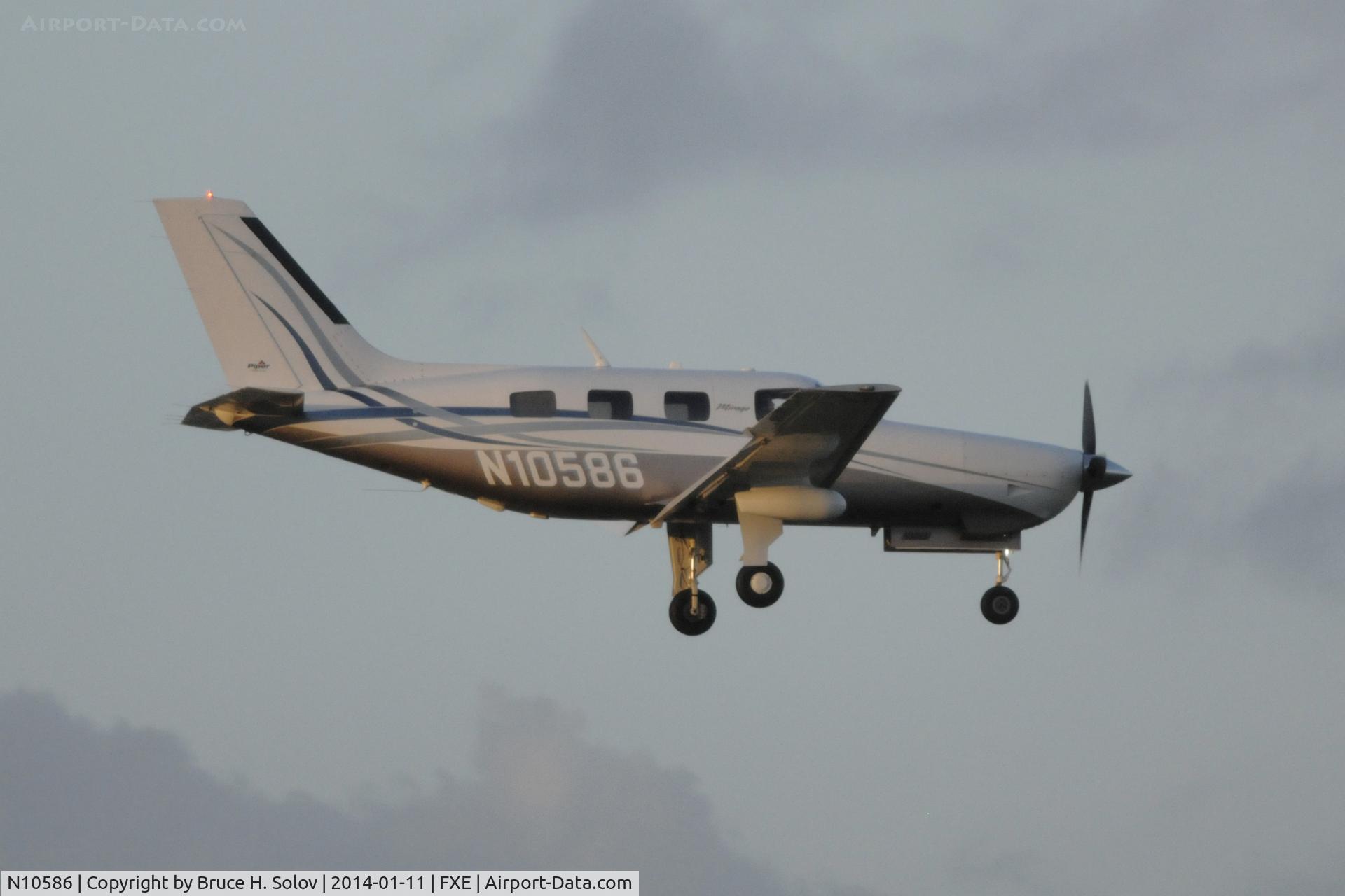 N10586, Piper PA-46-350P Malibu Mirage C/N 4636404, Landing at FXE