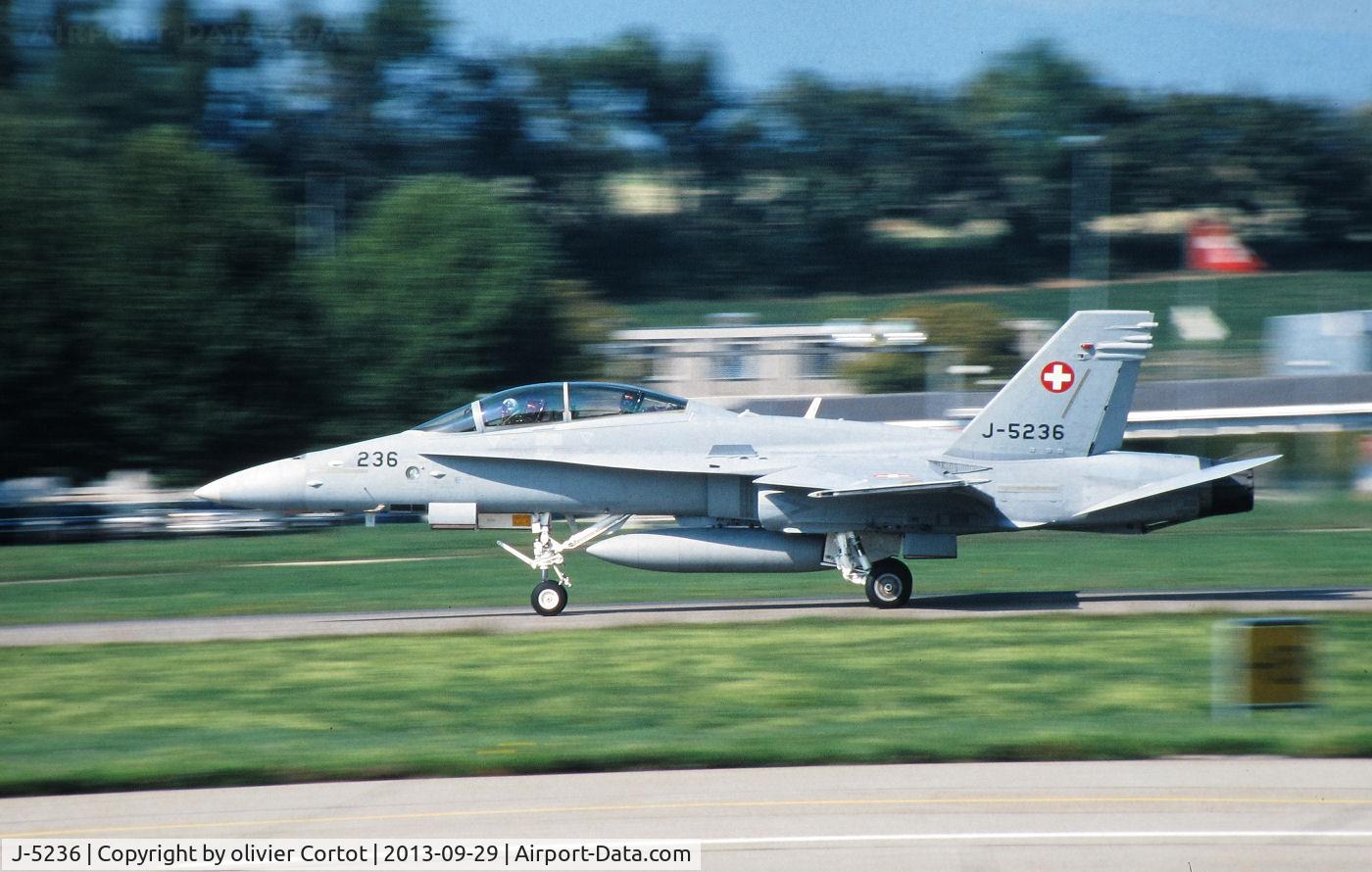 J-5236, 1997 McDonnell Douglas F/A-18D Hornet C/N 1332/SFD006, Payerne 2003