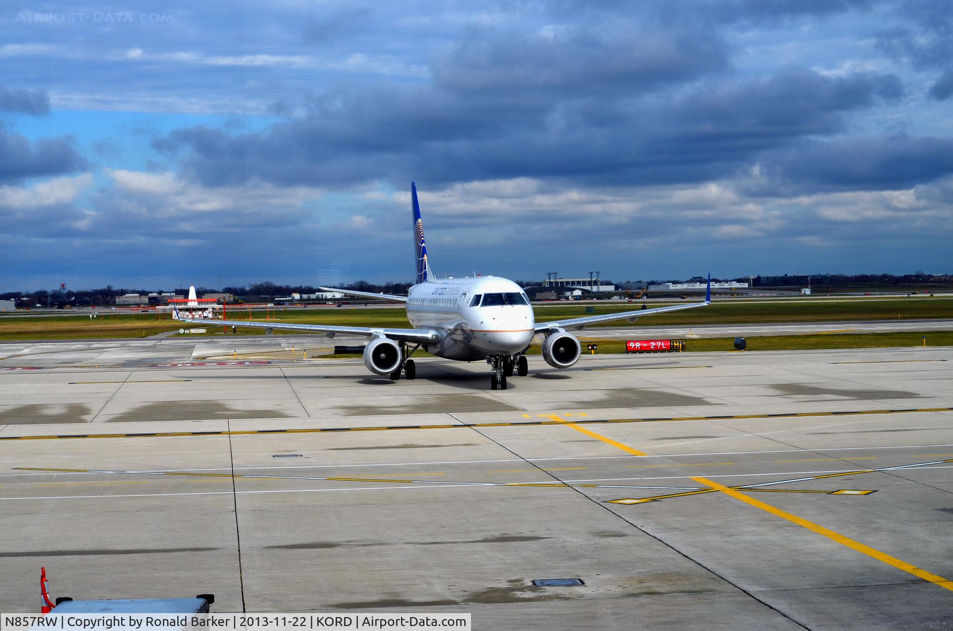 N857RW, 2005 Embraer 170SE (ERJ-170-100SE) C/N 17000079, Taxi to parking ORD