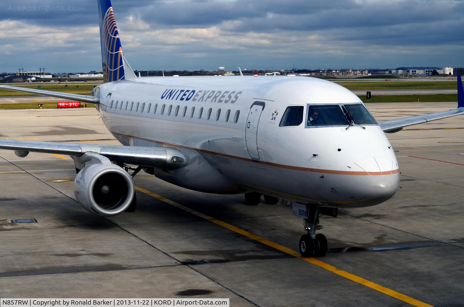 N857RW, 2005 Embraer 170SE (ERJ-170-100SE) C/N 17000079, Taxi to parking ORD