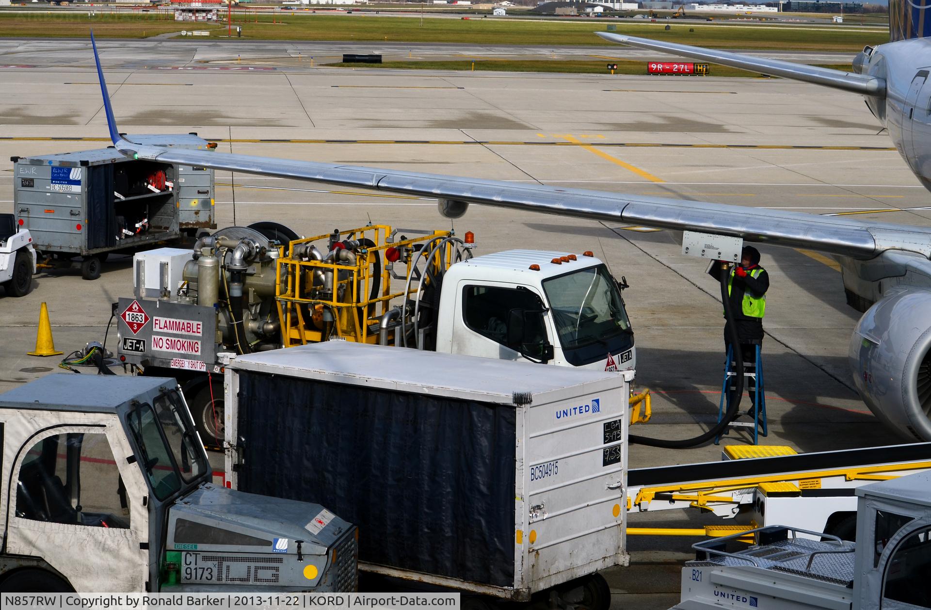 N857RW, 2005 Embraer 170SE (ERJ-170-100SE) C/N 17000079, Refueling operations