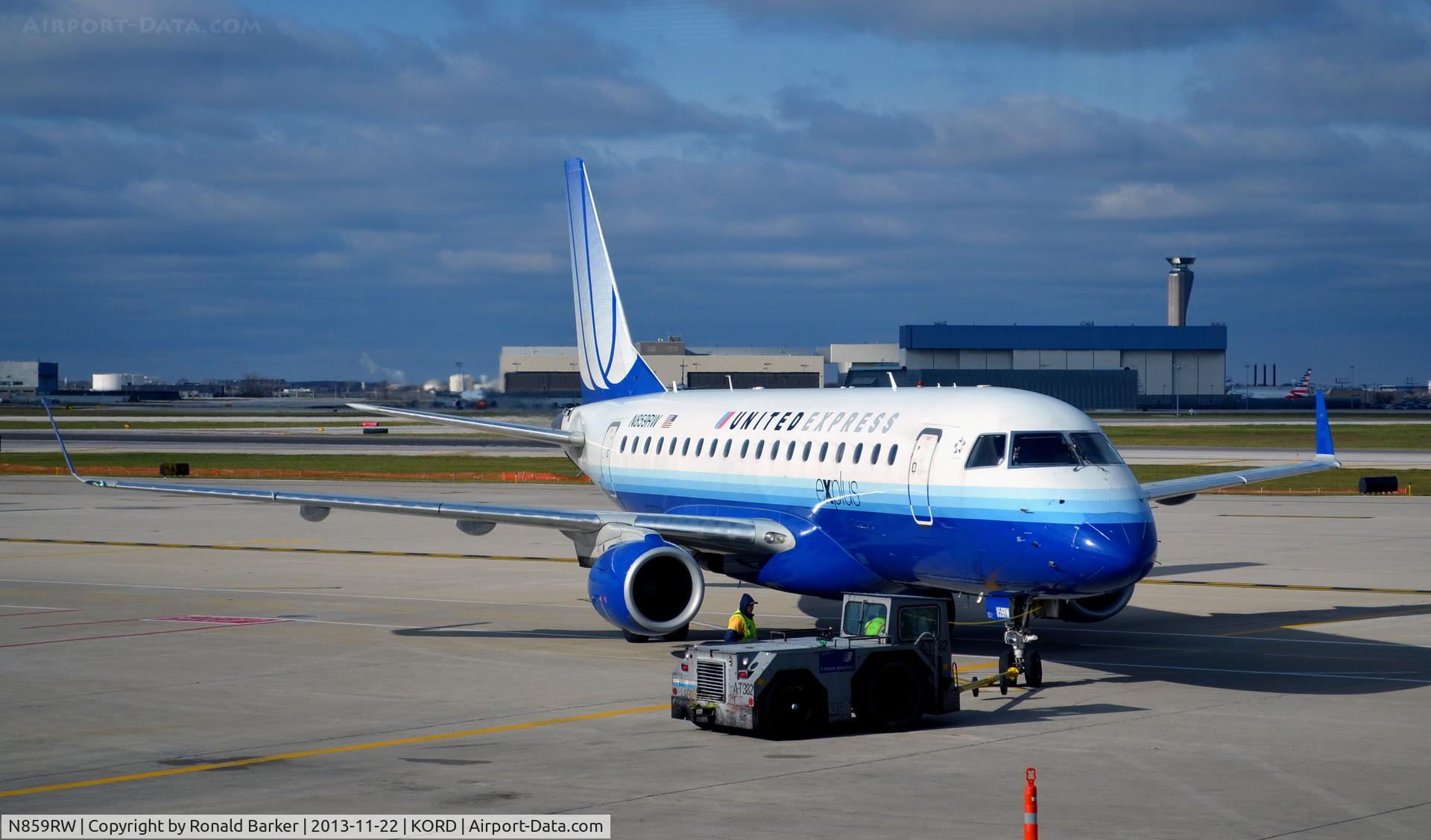 N859RW, 2005 Embraer 170SE (ERJ-170-100SE) C/N 17000082, Pushback ORD