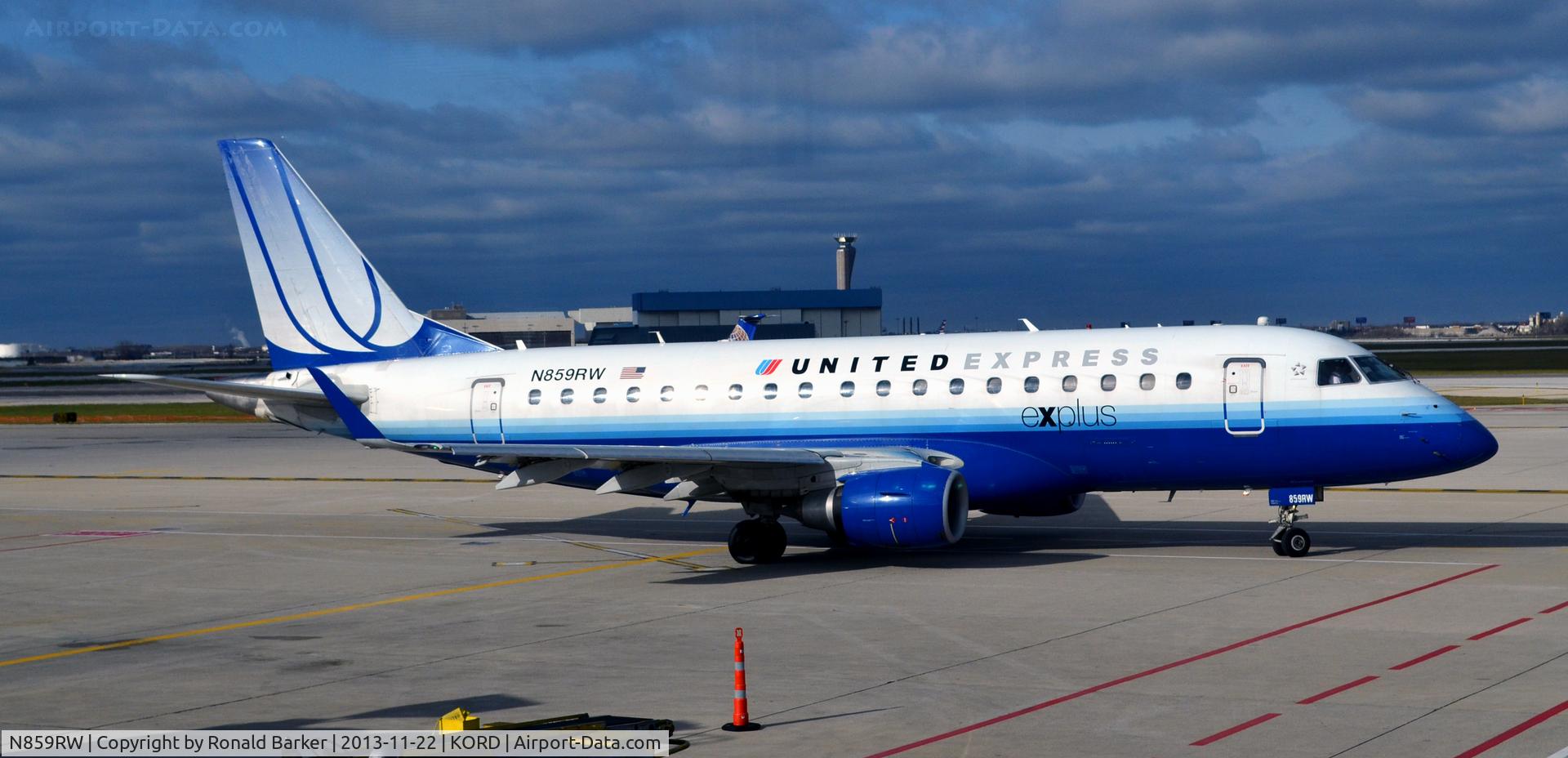 N859RW, 2005 Embraer 170SE (ERJ-170-100SE) C/N 17000082, Taxi ORD