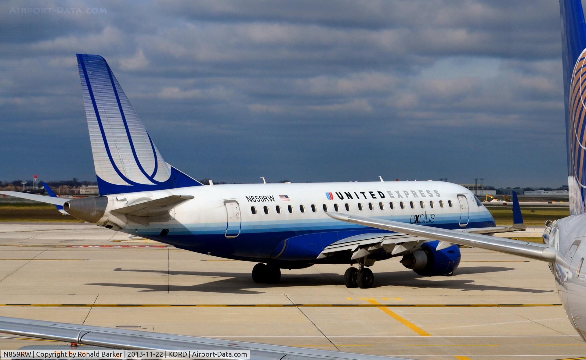 N859RW, 2005 Embraer 170SE (ERJ-170-100SE) C/N 17000082, Taxi ORD