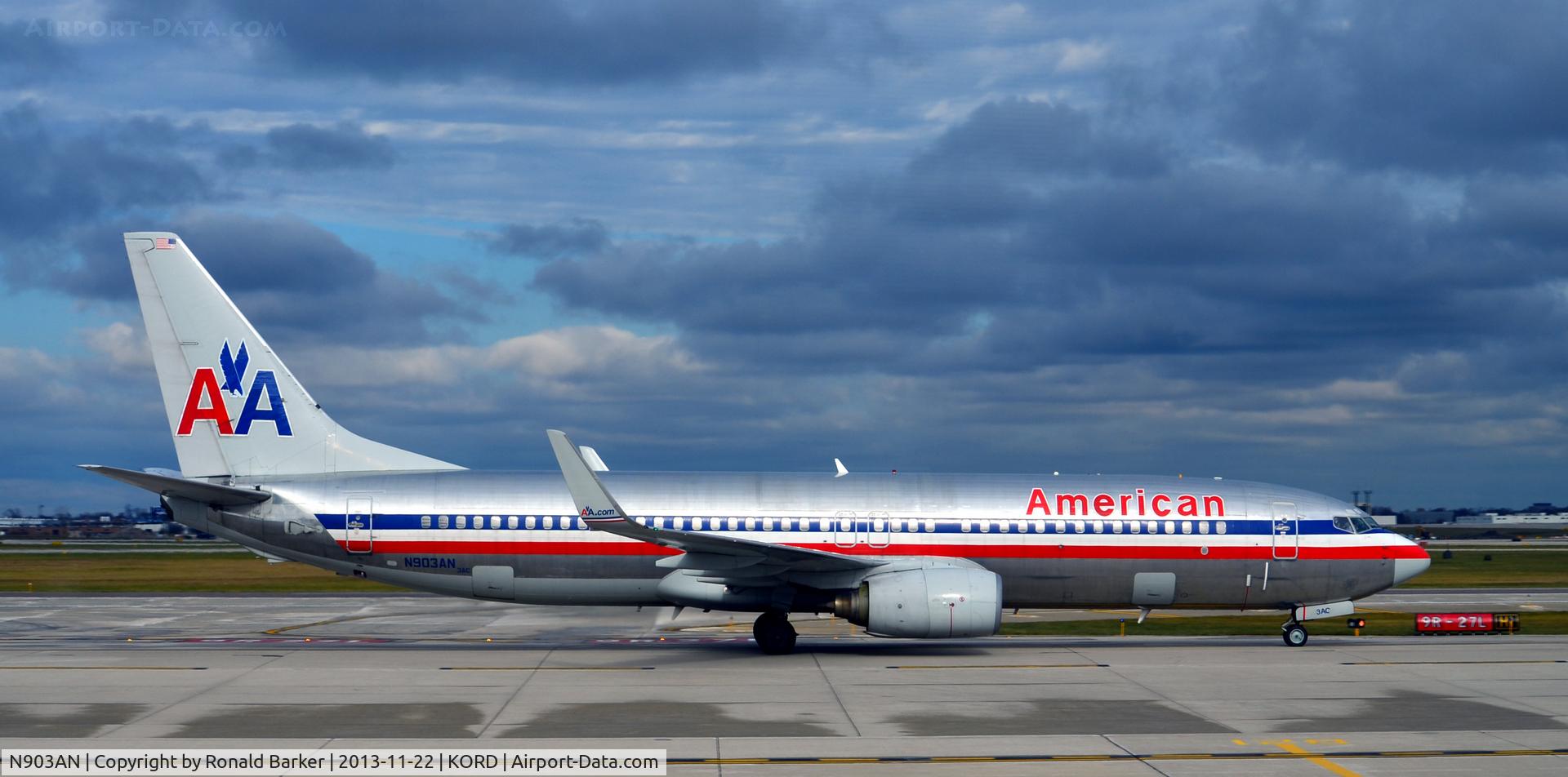 N903AN, 1999 Boeing 737-823 C/N 29505, Taxi ORD