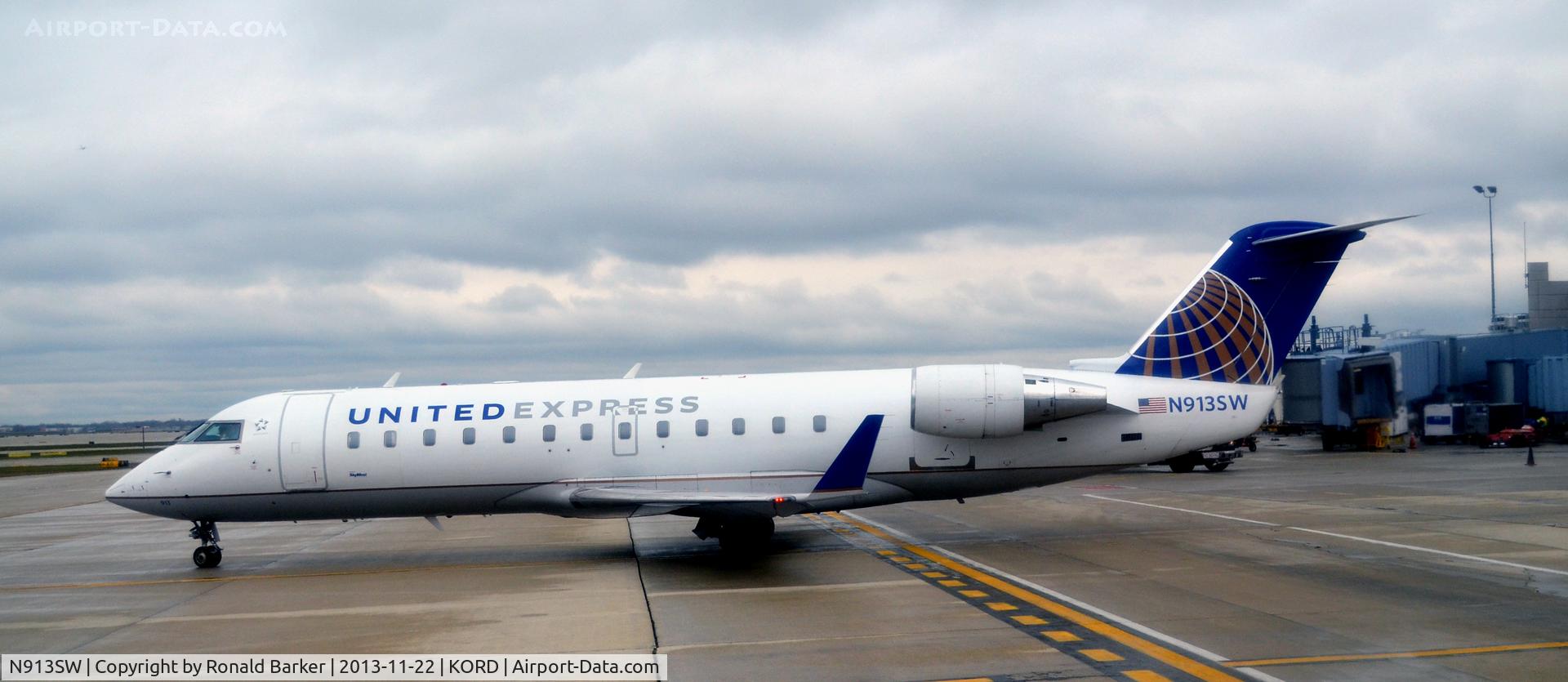 N913SW, 2001 Bombardier CRJ-200ER (CL-600-2B19) C/N 7597, Taxi ORD