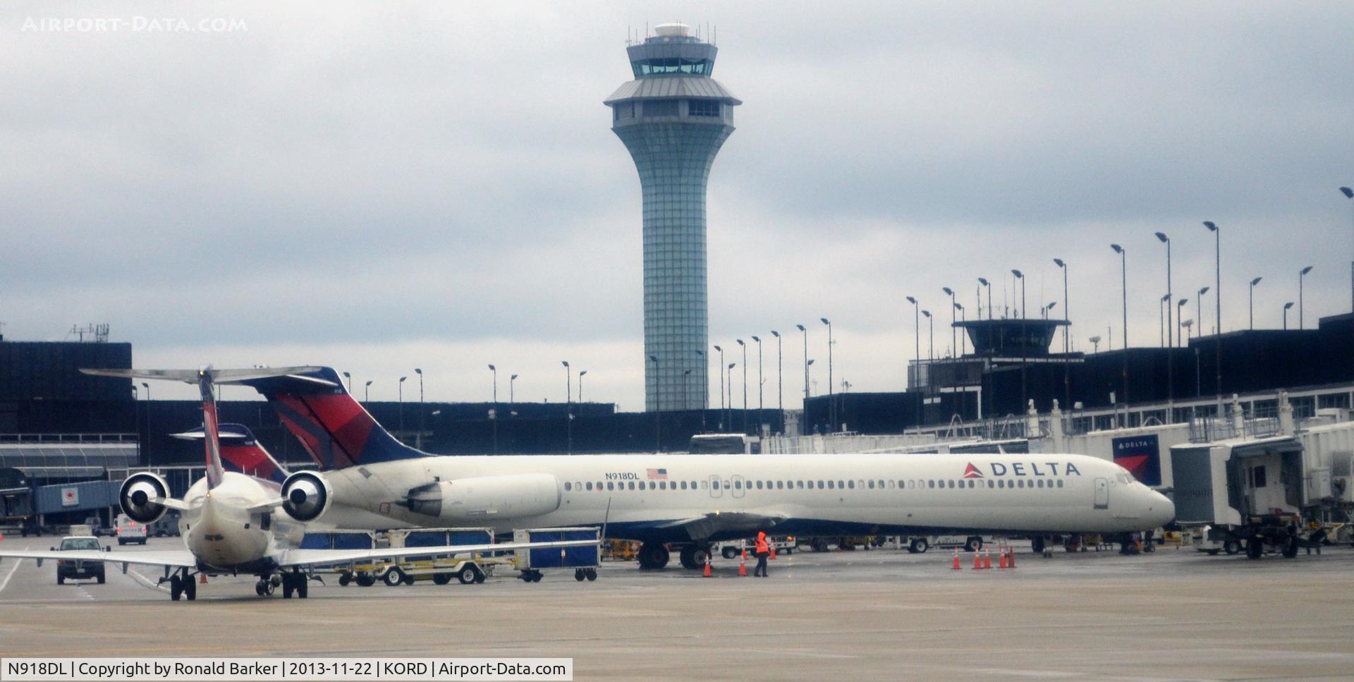N918DL, 1988 McDonnell Douglas MD-88 C/N 49583, At the gate O'Hare