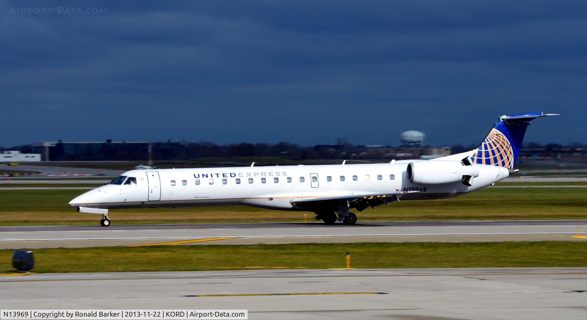 N13969, 1999 Embraer EMB-145LR C/N 145141, Landing ORD, check thrust reversers