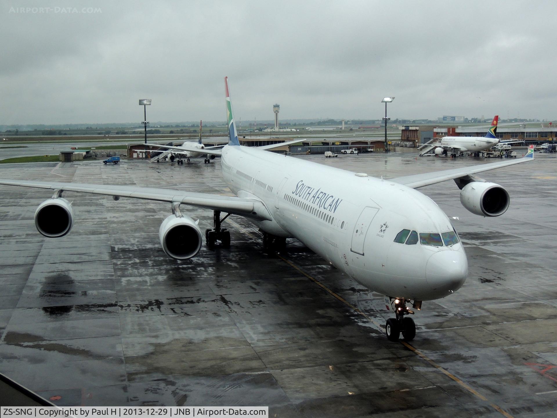 ZS-SNG, 2004 Airbus A340-642 C/N 557, Rolling to parking position