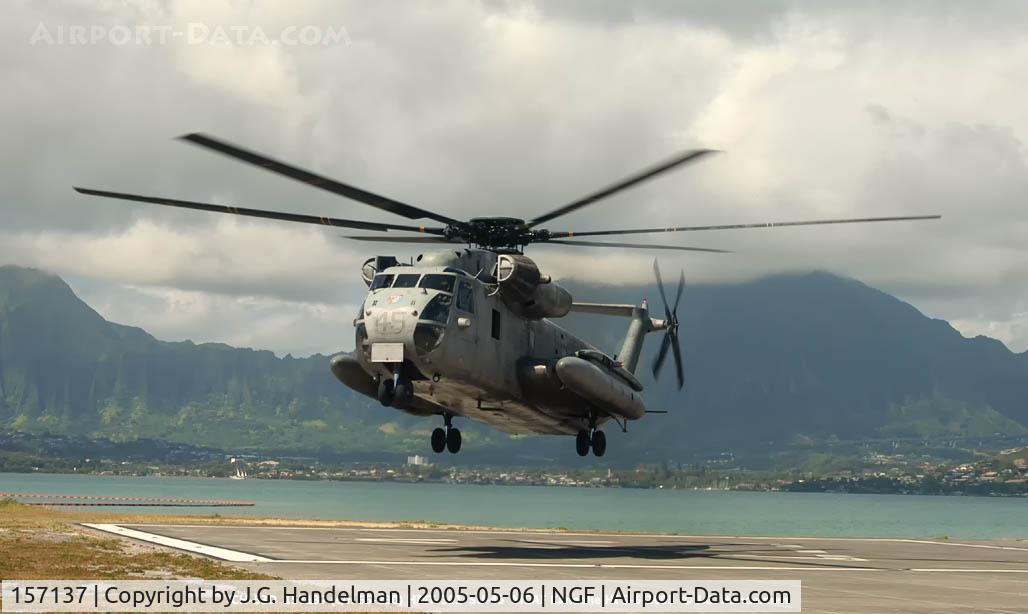 157137, Sikorsky CH-53D Sea Stallion C/N 65-230, Lift off at MCAF Kaneohe Bay HI