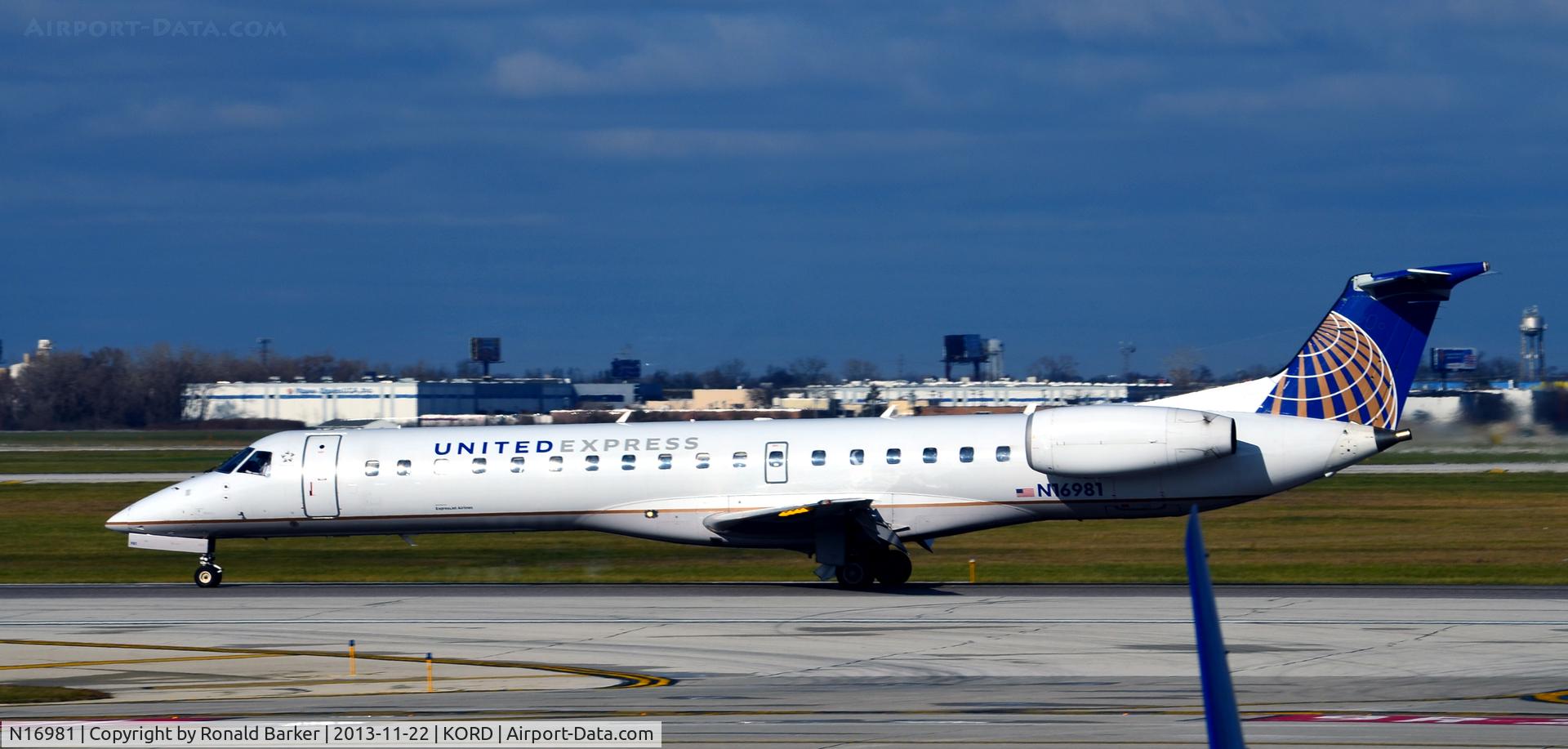 N16981, 1999 Embraer EMB-145LR C/N 145208, Landing O'Hare