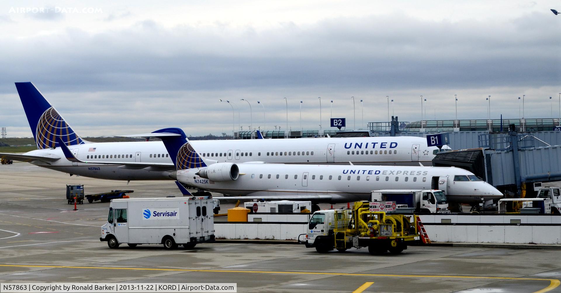 N57863, 2001 Boeing 757-33N C/N 32587, Gate B2 O'Hare