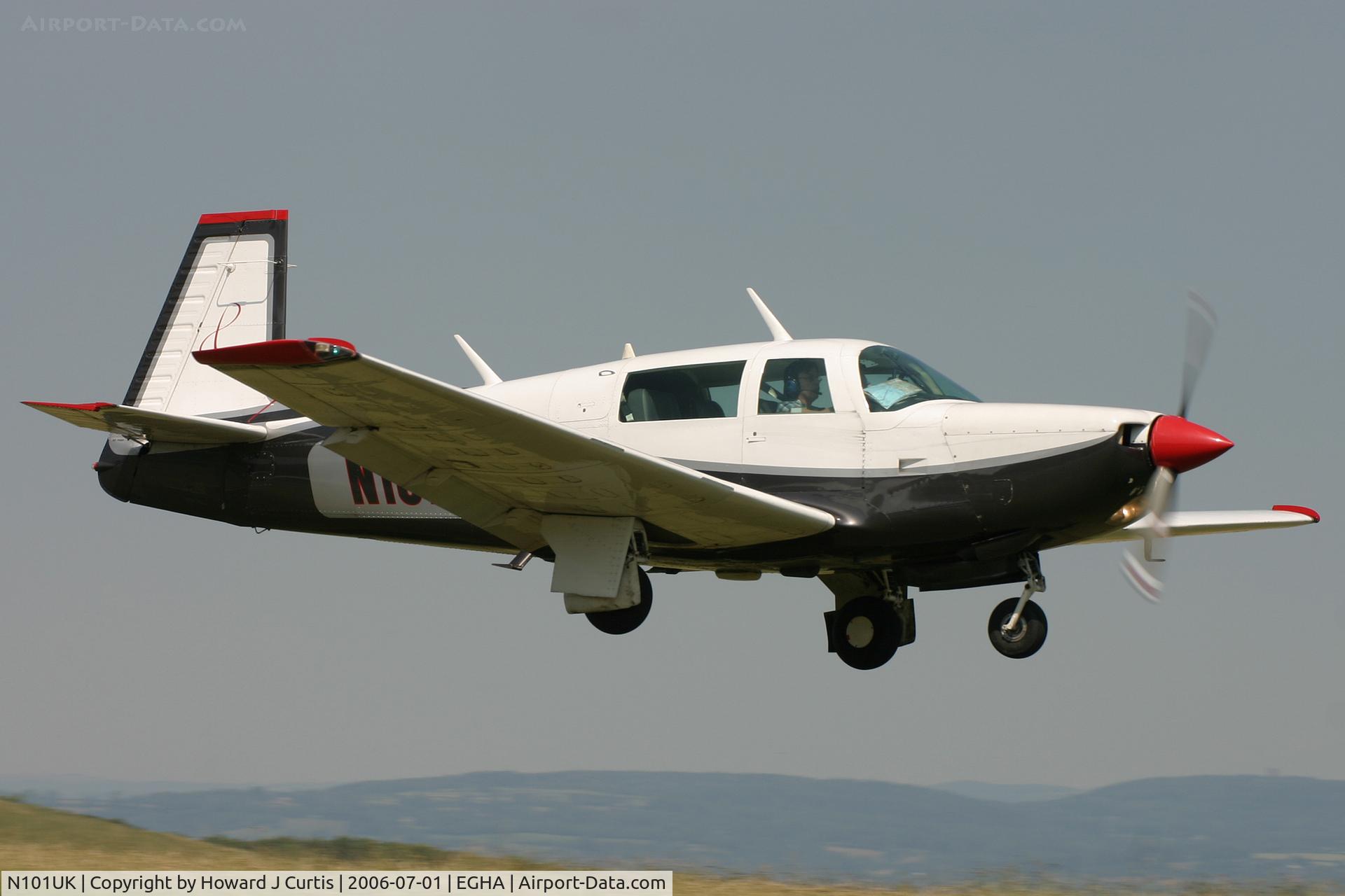 N101UK, 1981 Mooney M20K C/N 25-0631, On approach to runway 26.