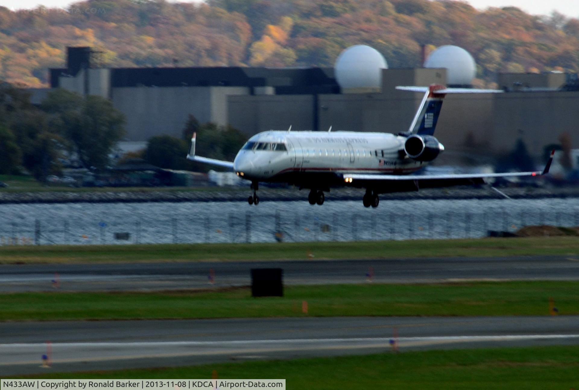 N433AW, 1999 Canadair CRJ-200LR (CL-600-2B19) C/N 7289, Landing National