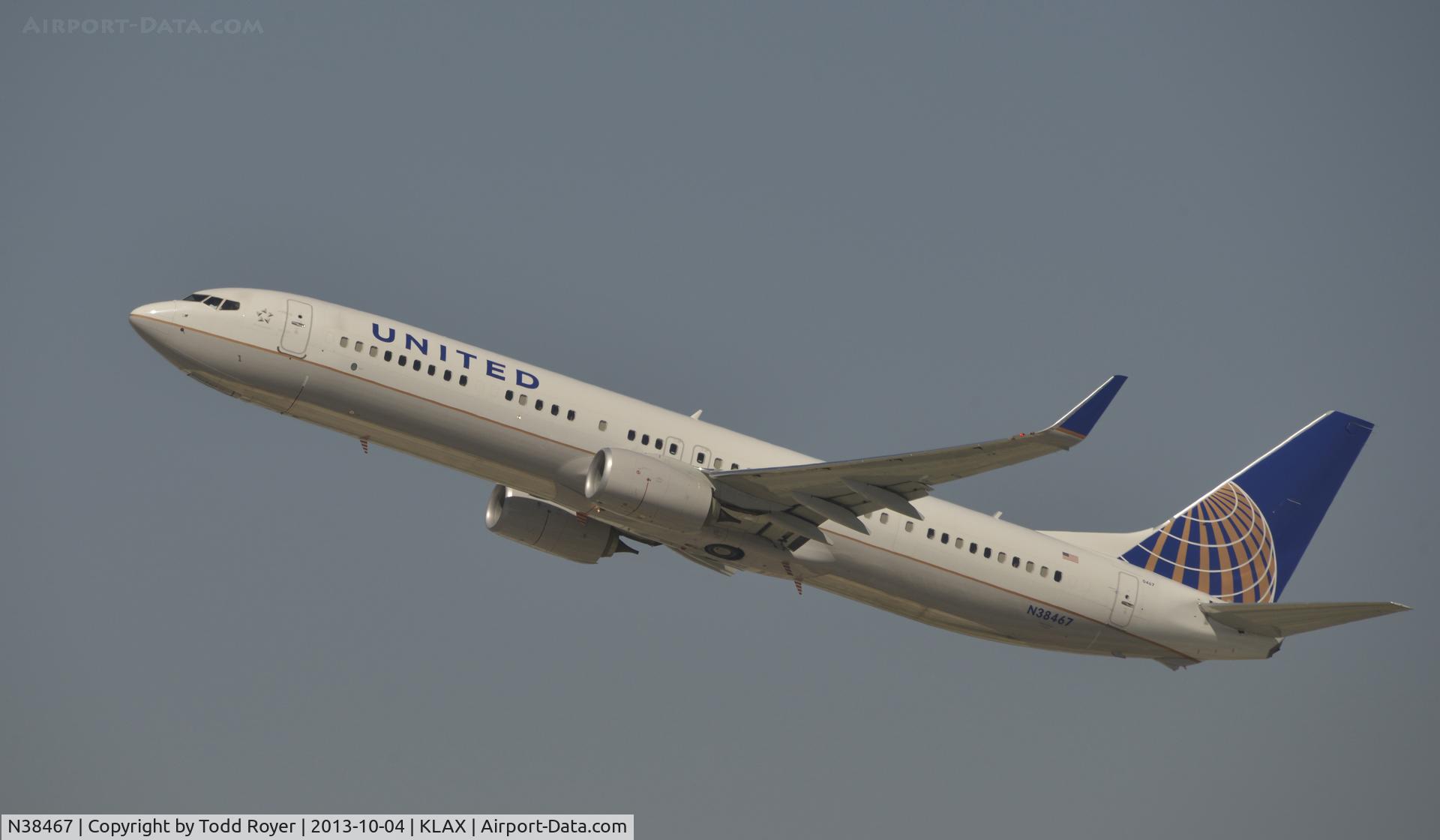 N38467, 2013 Boeing 737-924/ER C/N 33537, Departing LAX
