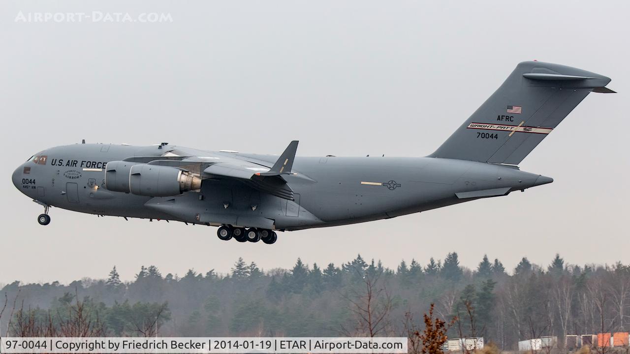 97-0044, 1999 Boeing C-17A Globemaster III C/N P-44, on final RW26