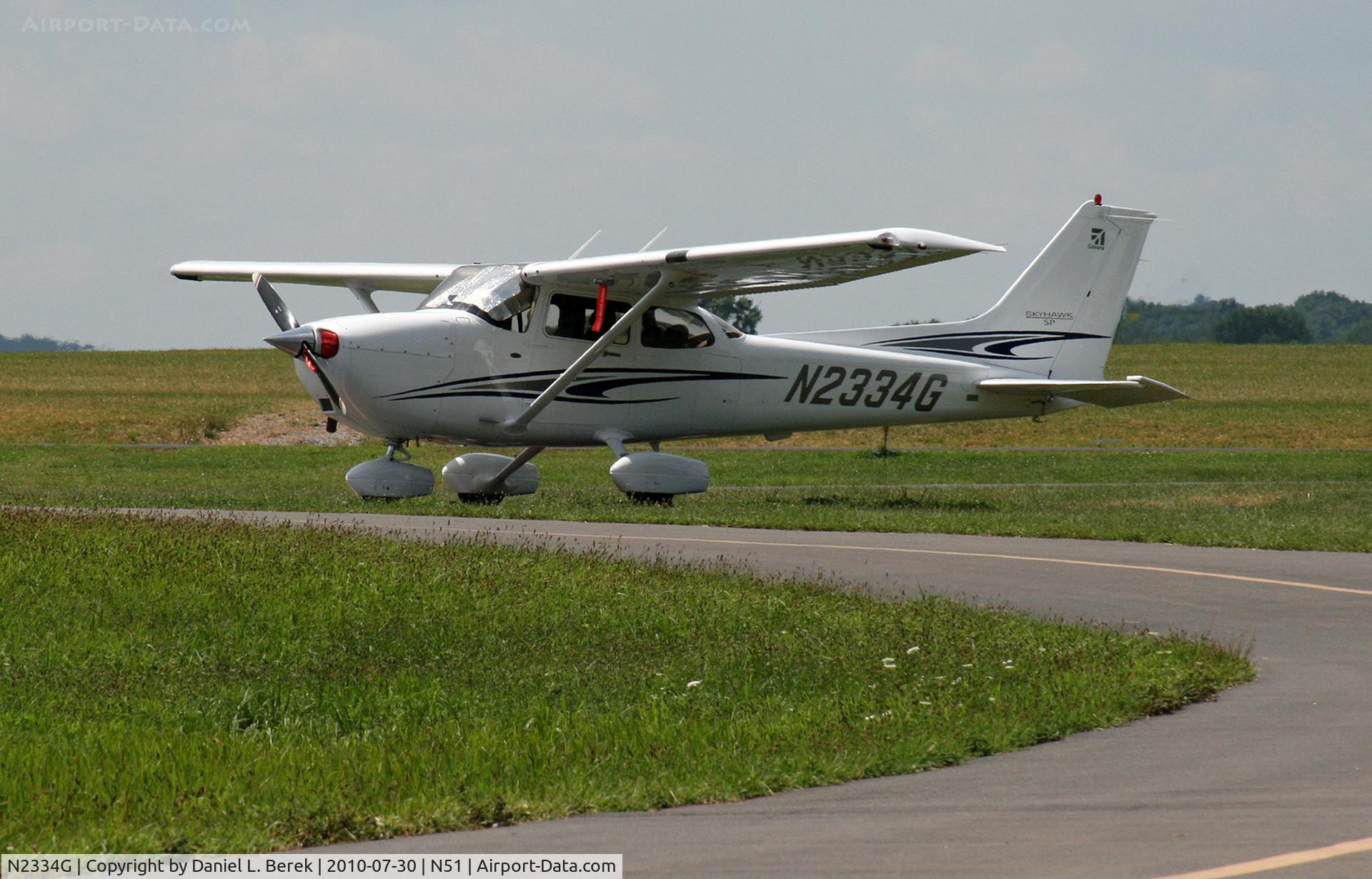 N2334G, 2005 Cessna 172S C/N 172S9994, A handsome new Skyhawk strikes a pose at Solberg Airport.