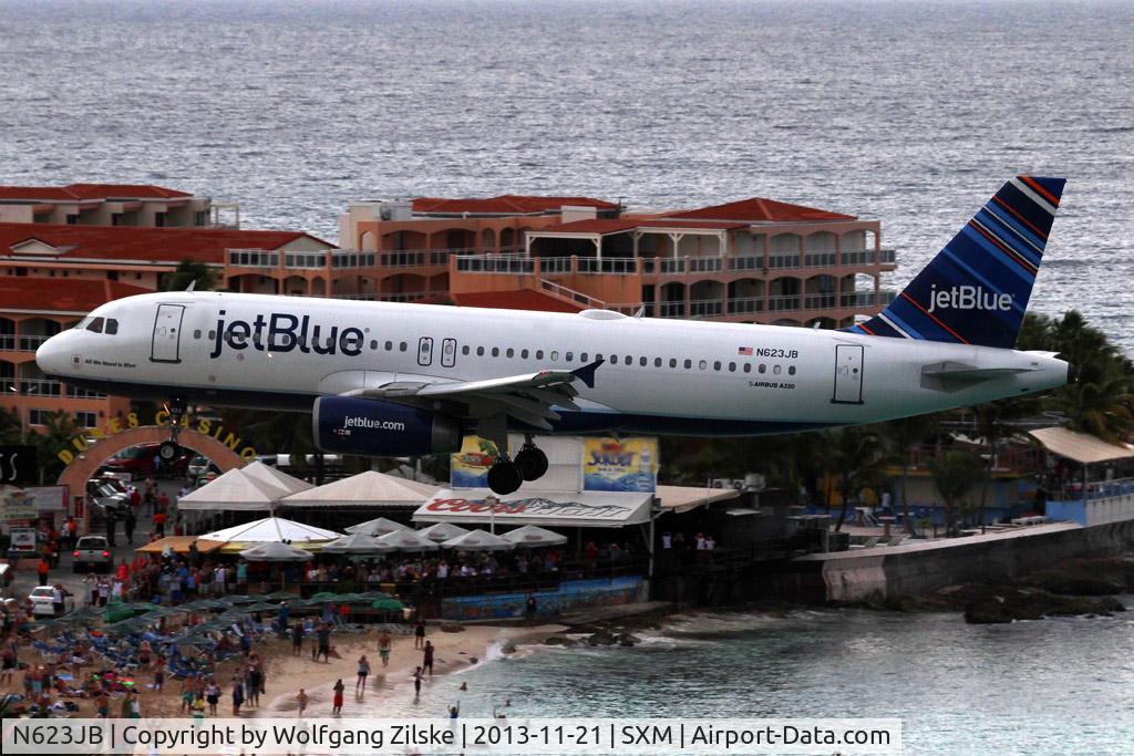 N623JB, 2005 Airbus A320-232 C/N 2504, From the Sonesta Hotel
