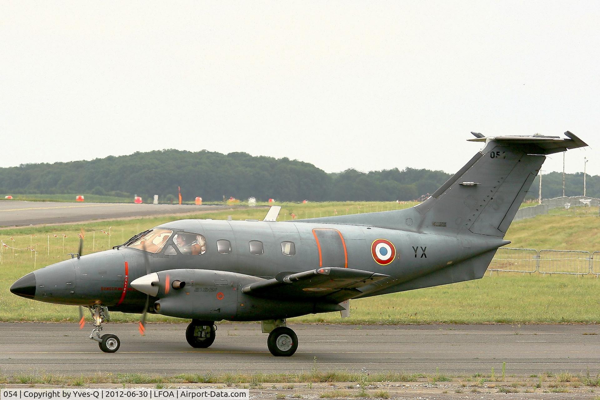 054, 1982 Embraer EMB-121AA Xingu C/N 121054, Embraer EMB-121AA Xingu, Taxiing to holding point rwy 34, Avord Air Base 702 (LFOA) open day 2012