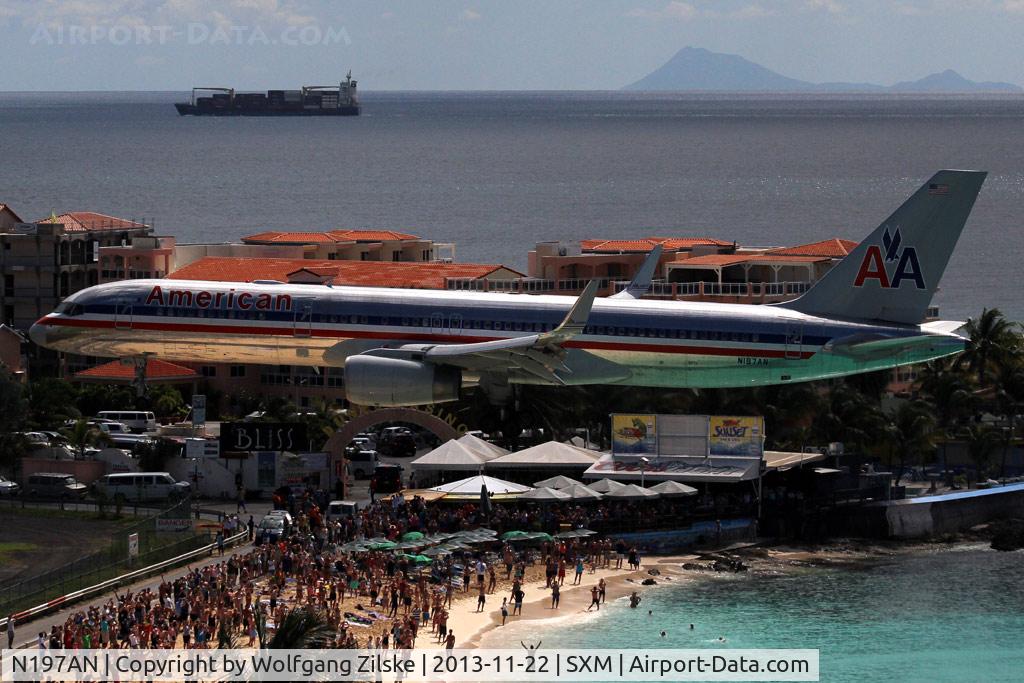 N197AN, 2001 Boeing 757-223 C/N 32391/988, From the Sonesta Hotel