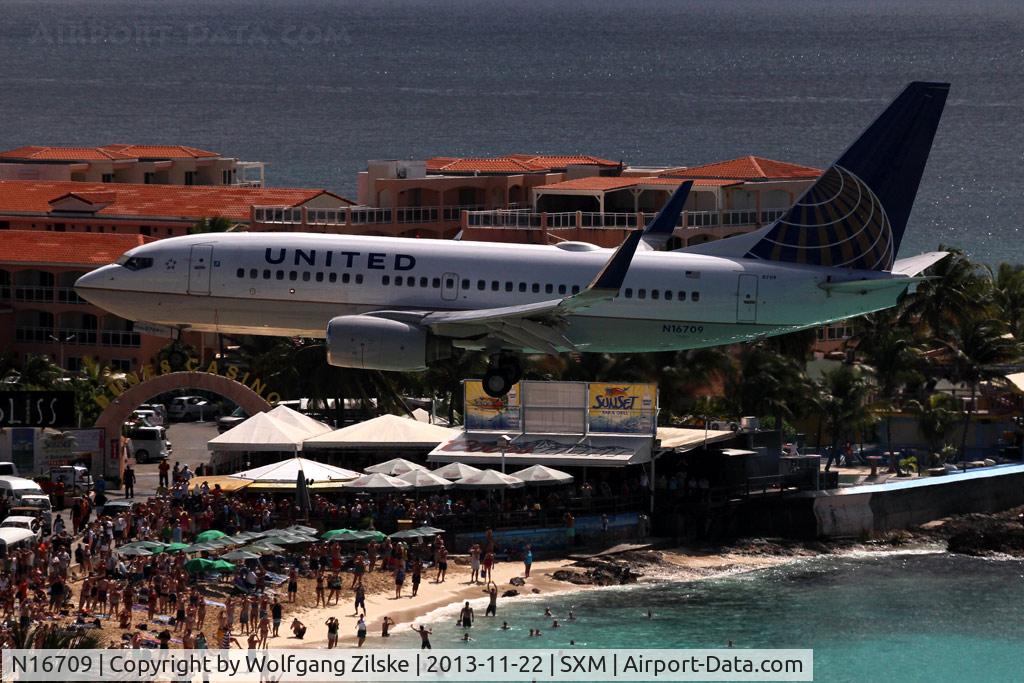 N16709, 1998 Boeing 737-724 C/N 28779, From the Sonesta Hotel
